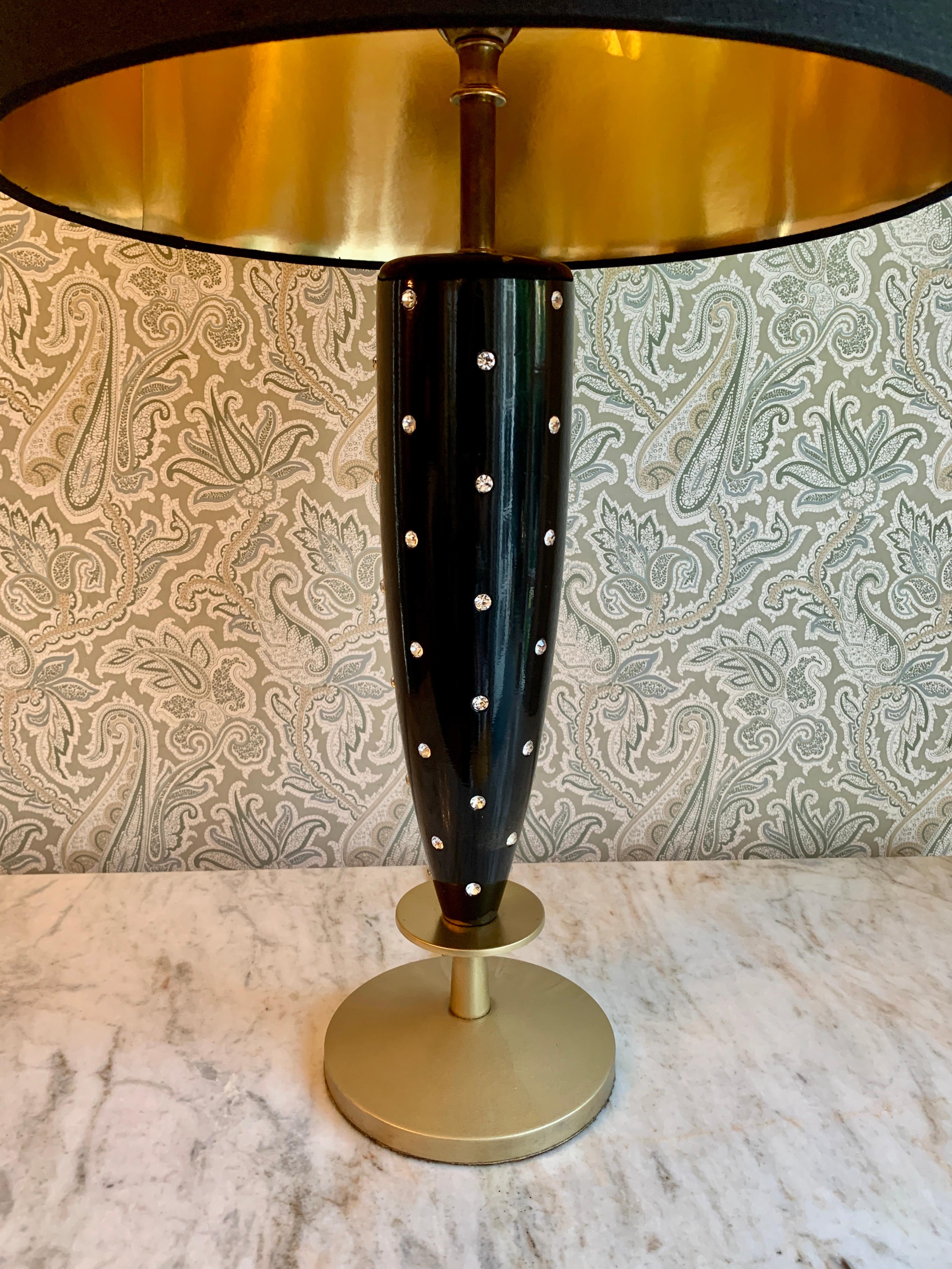 Lampe mit Nieten und Seidenschirm von Tommi Parzinger (20. Jahrhundert) im Angebot