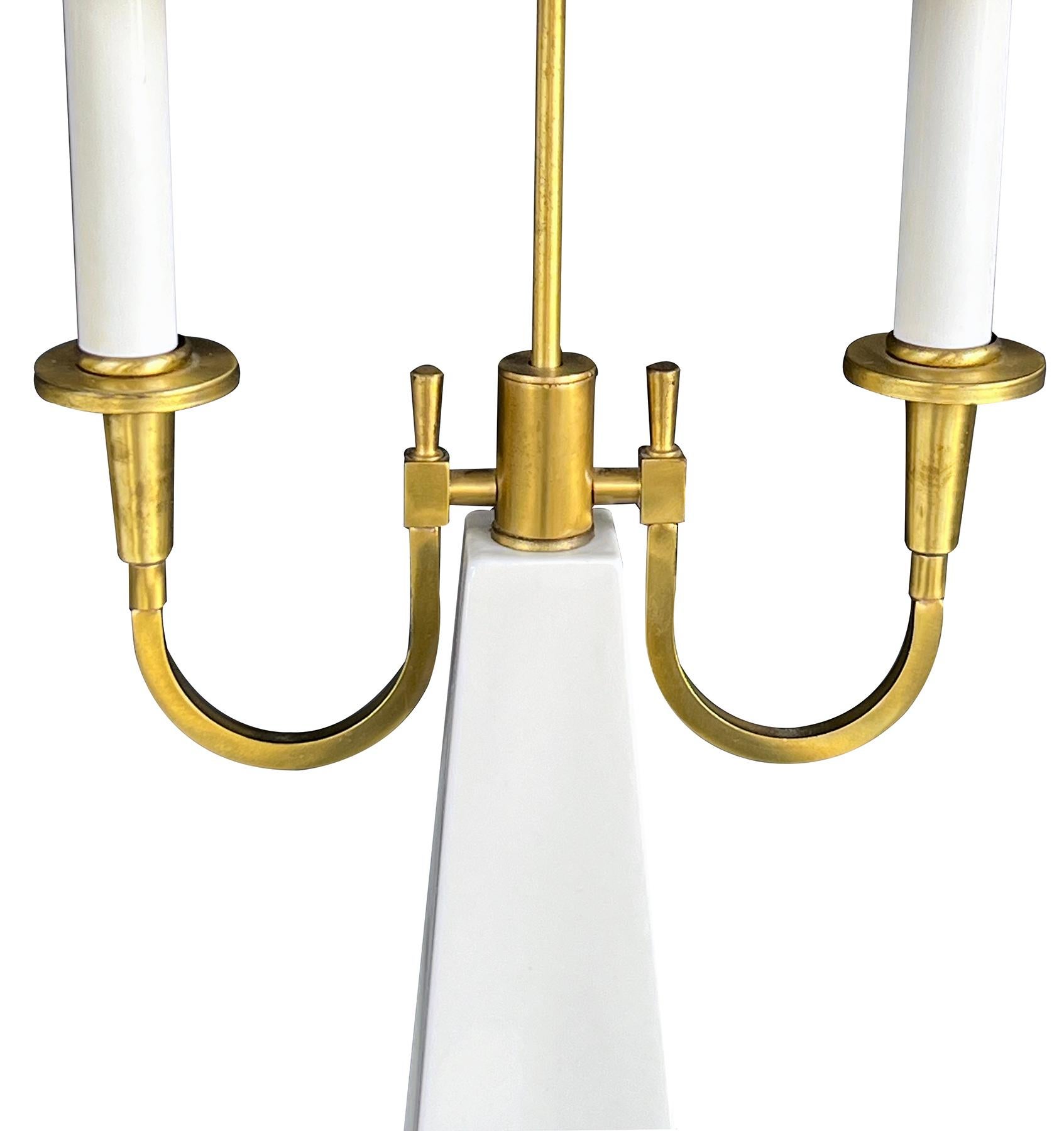 Mid-Century Modern Tommi Parzinger Style 1950 Lampe à deux lumières en laiton et céramique Bouilotte en vente