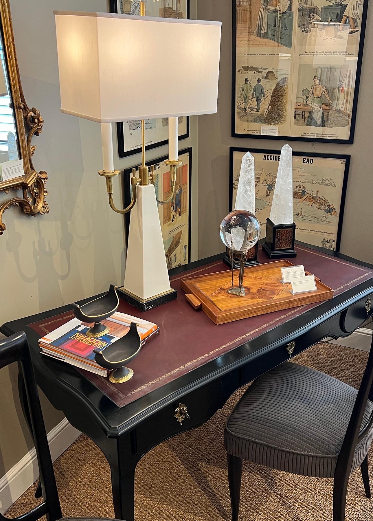 Vernissé Tommi Parzinger Style 1950 Lampe à deux lumières en laiton et céramique Bouilotte en vente