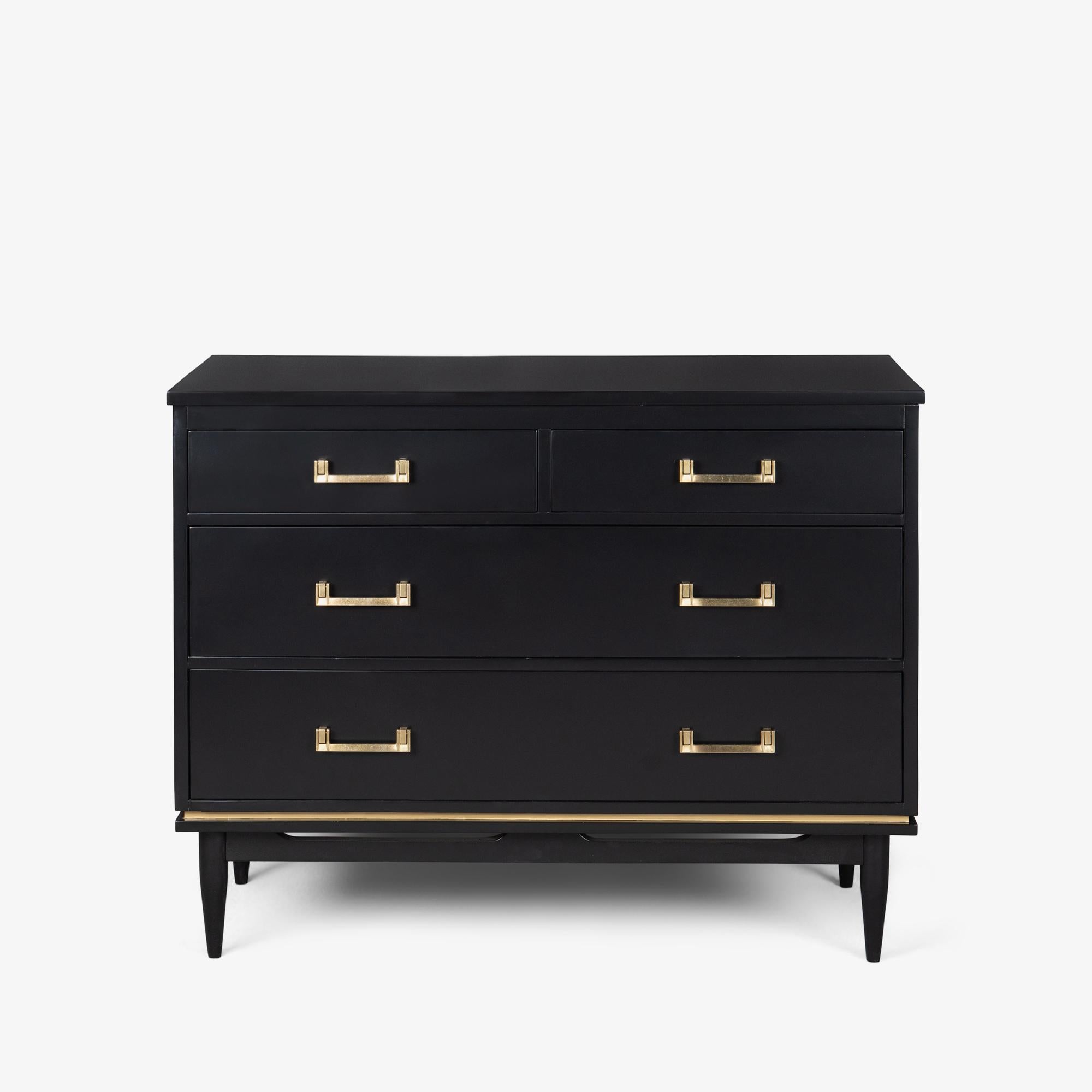 La sobria eleganza era un tratto distintivo del grande Tommi Parzinger, uno dei designer più importanti dell'era del Mid-Century. Il suo lavoro - sia per Charak Modern che per la sua stimata linea, Parzinger Originals - incarnava una sensibilità