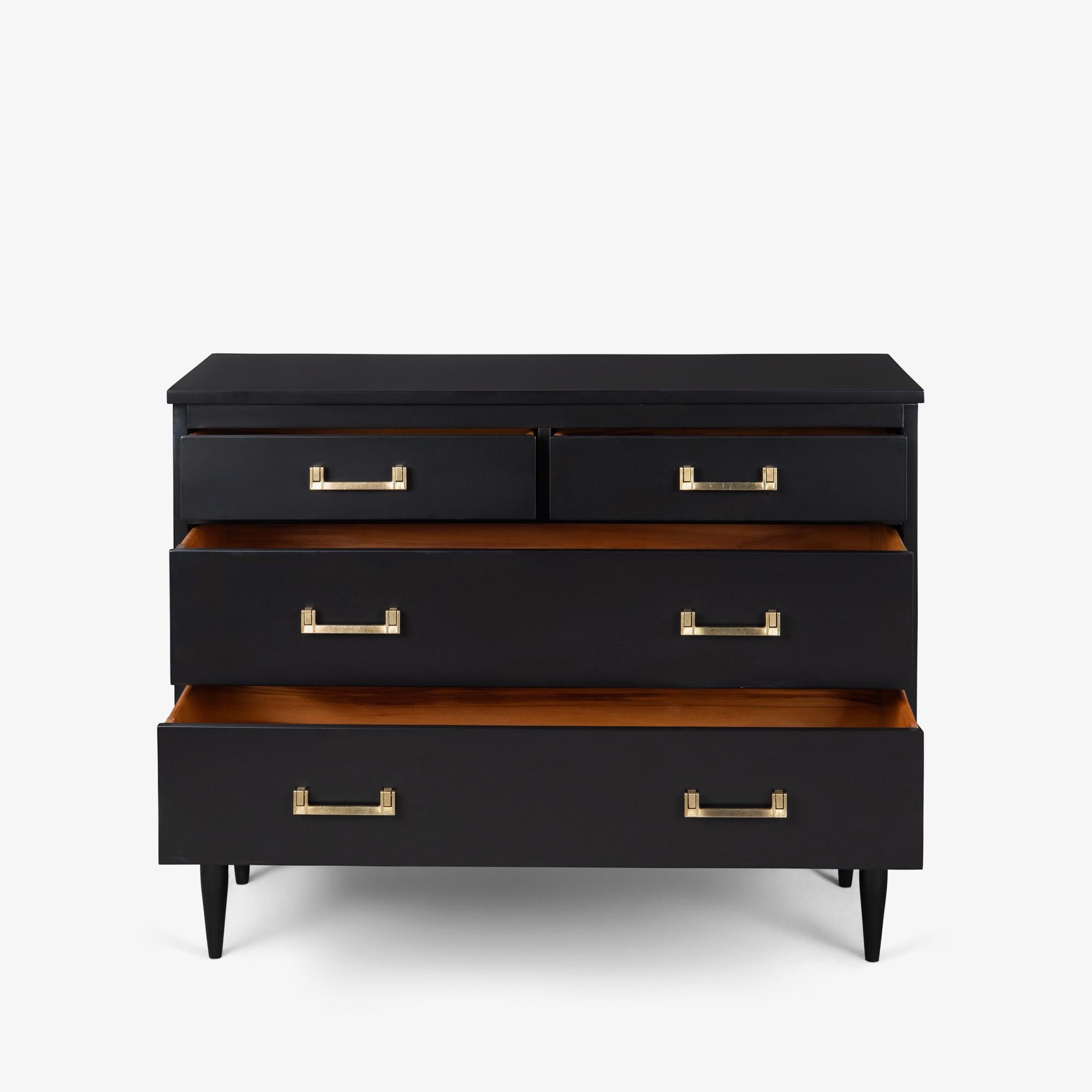 Mid-Century moderno Comò a 4 cassetti in stile Tommi Parzinger in lacca d'ebano e tiranti in ottone in vendita