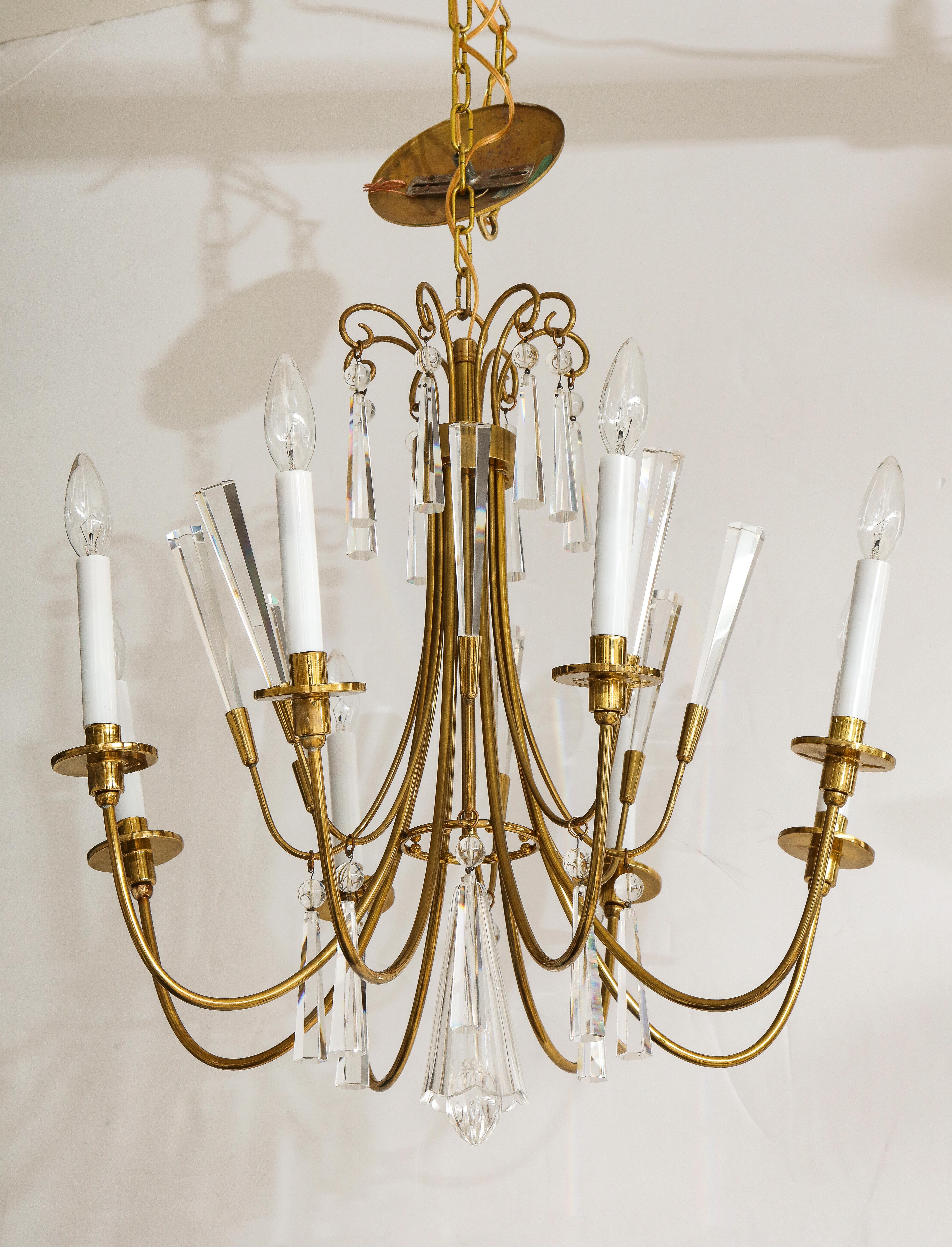 Stunning 1960s modern chandelier in the style of Tommi Parzinger by Lightolier made in Germany, in vintage original condition with beautiful patina to the brass.

Total height including the chain is 45