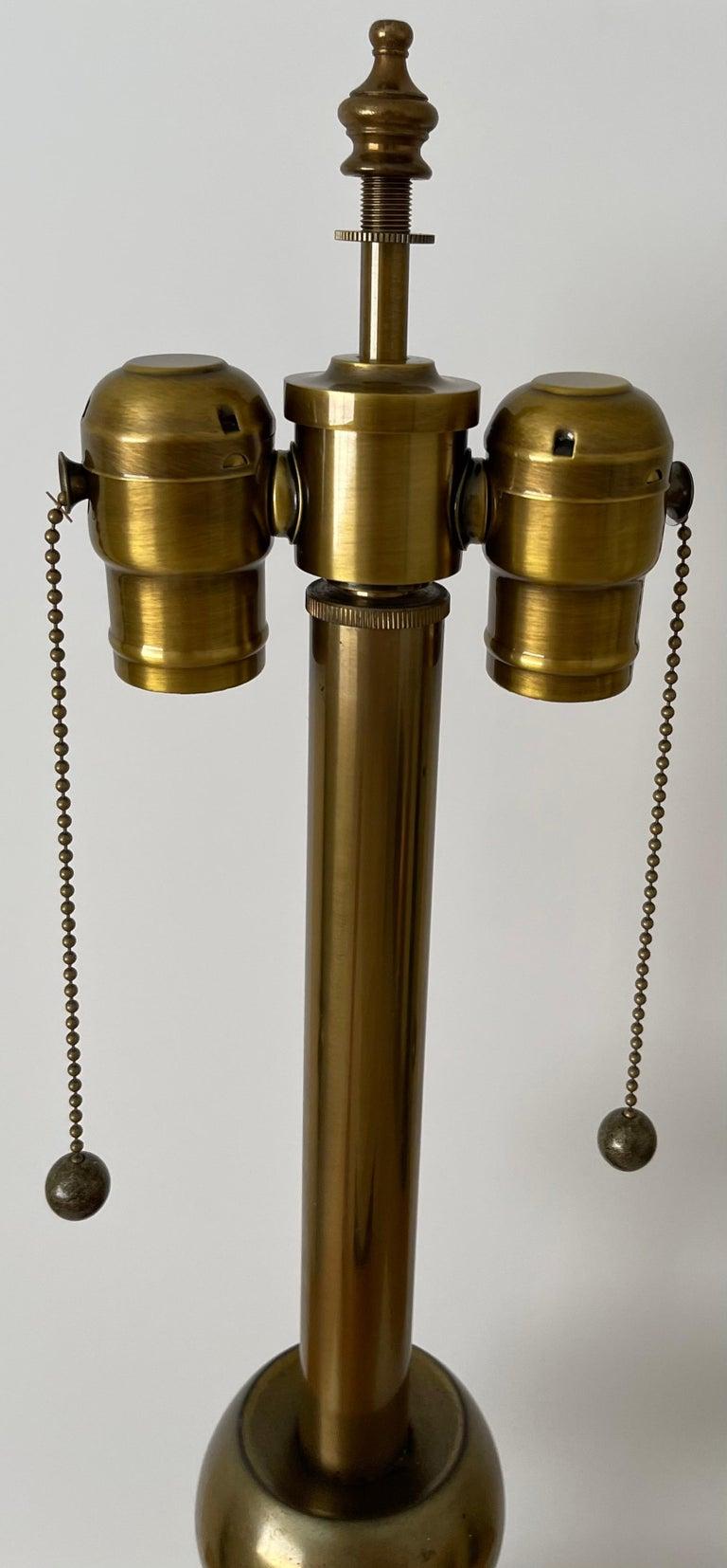 Lampe Stiffel en laiton du milieu du siècle dans le style de Tommi Parzinger. Boule en laiton empilé, patine d'usage non polie. Le câblage de la lampe a été refait avec une double prise neuve. La lampe fonctionne avec 2 ampoules standard (non