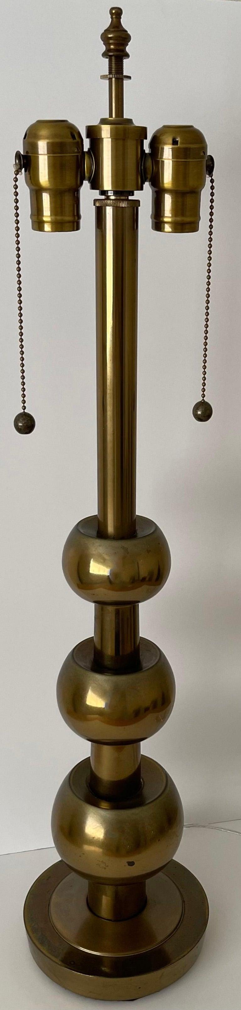 Américain Lampe boule en laiton de style Tommi Parzinger par Stiffel en vente