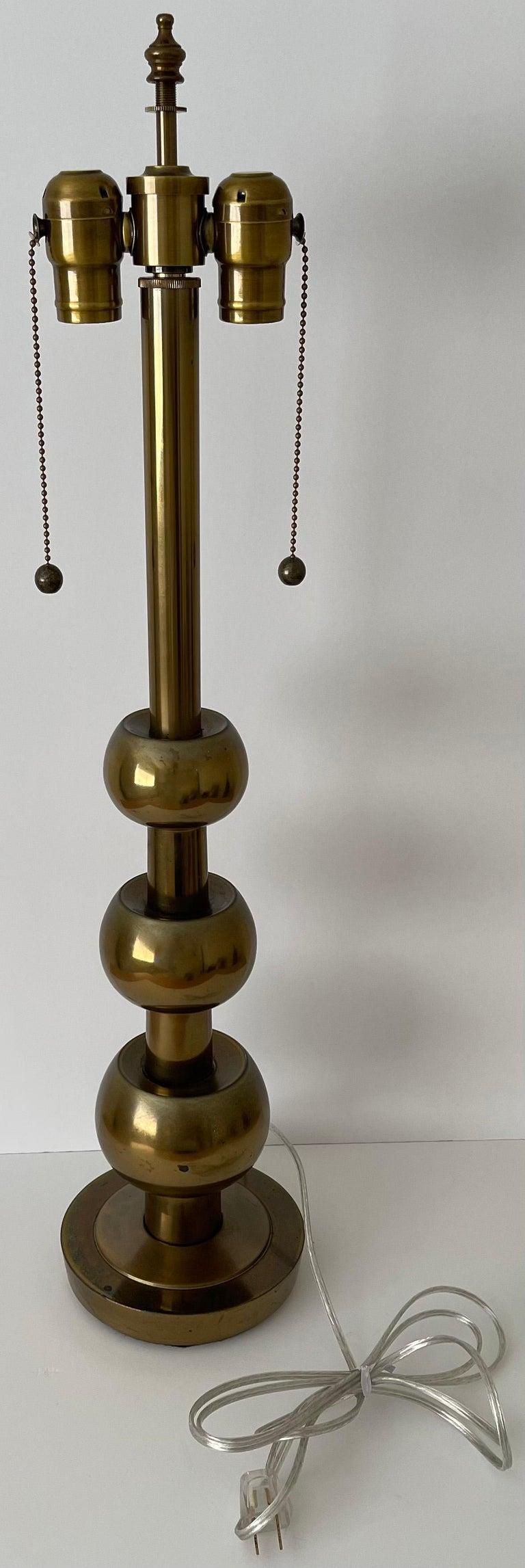 Lampe boule en laiton de style Tommi Parzinger par Stiffel Bon état - En vente à Stamford, CT