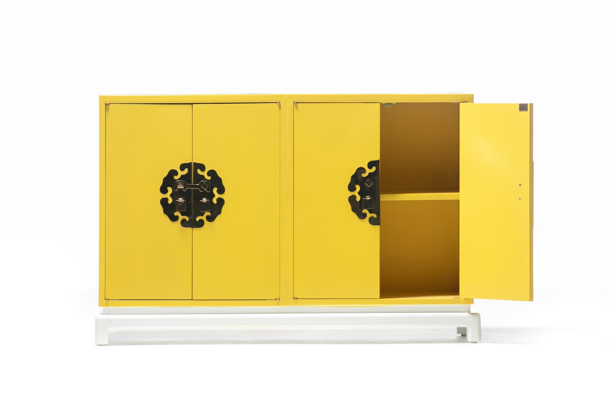 Cabinet o console in stile Hollywood Regency giallo e bianco di Tommi Parzinger in vendita 7