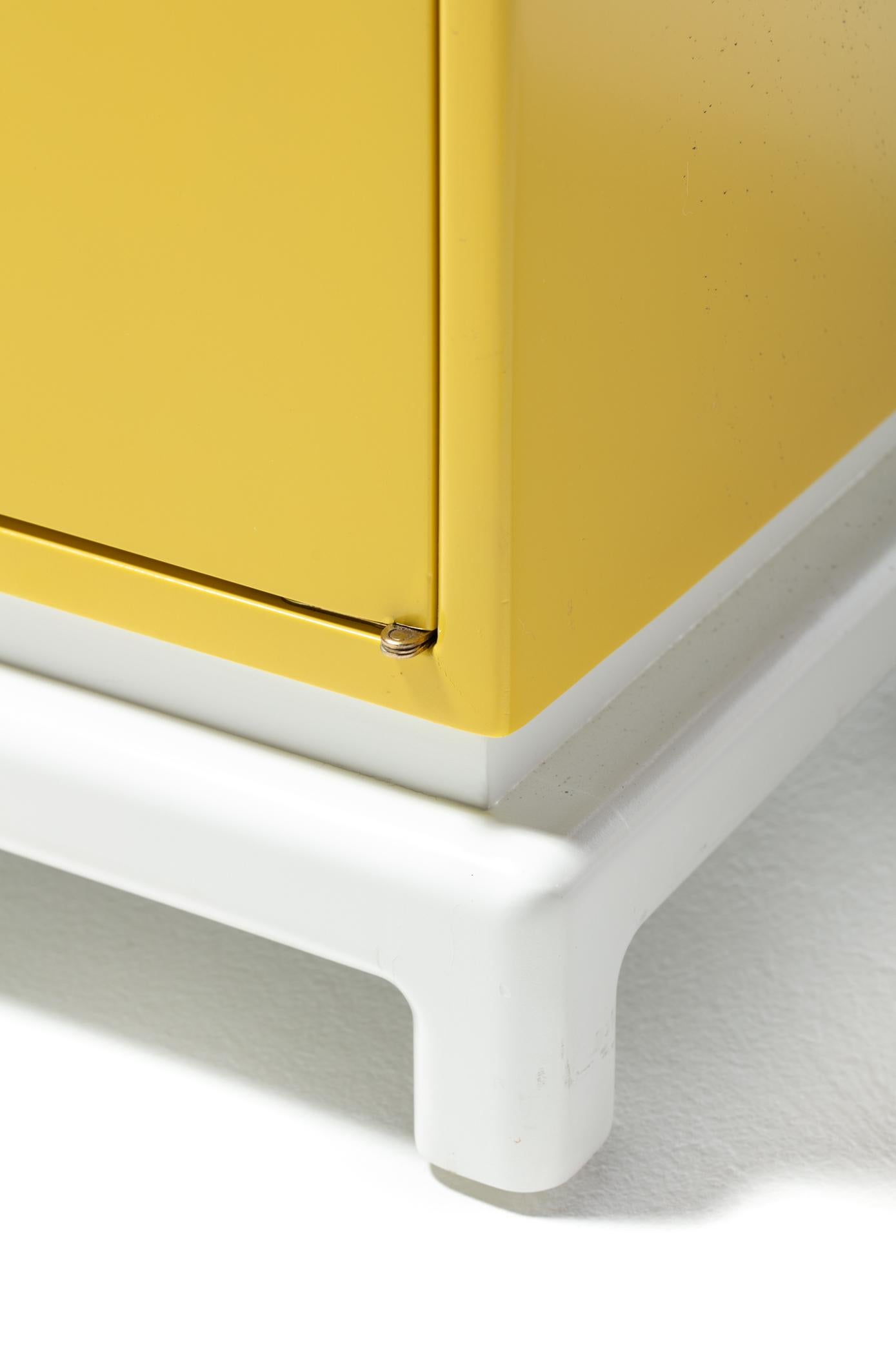 Cabinet o console in stile Hollywood Regency giallo e bianco di Tommi Parzinger in vendita 8