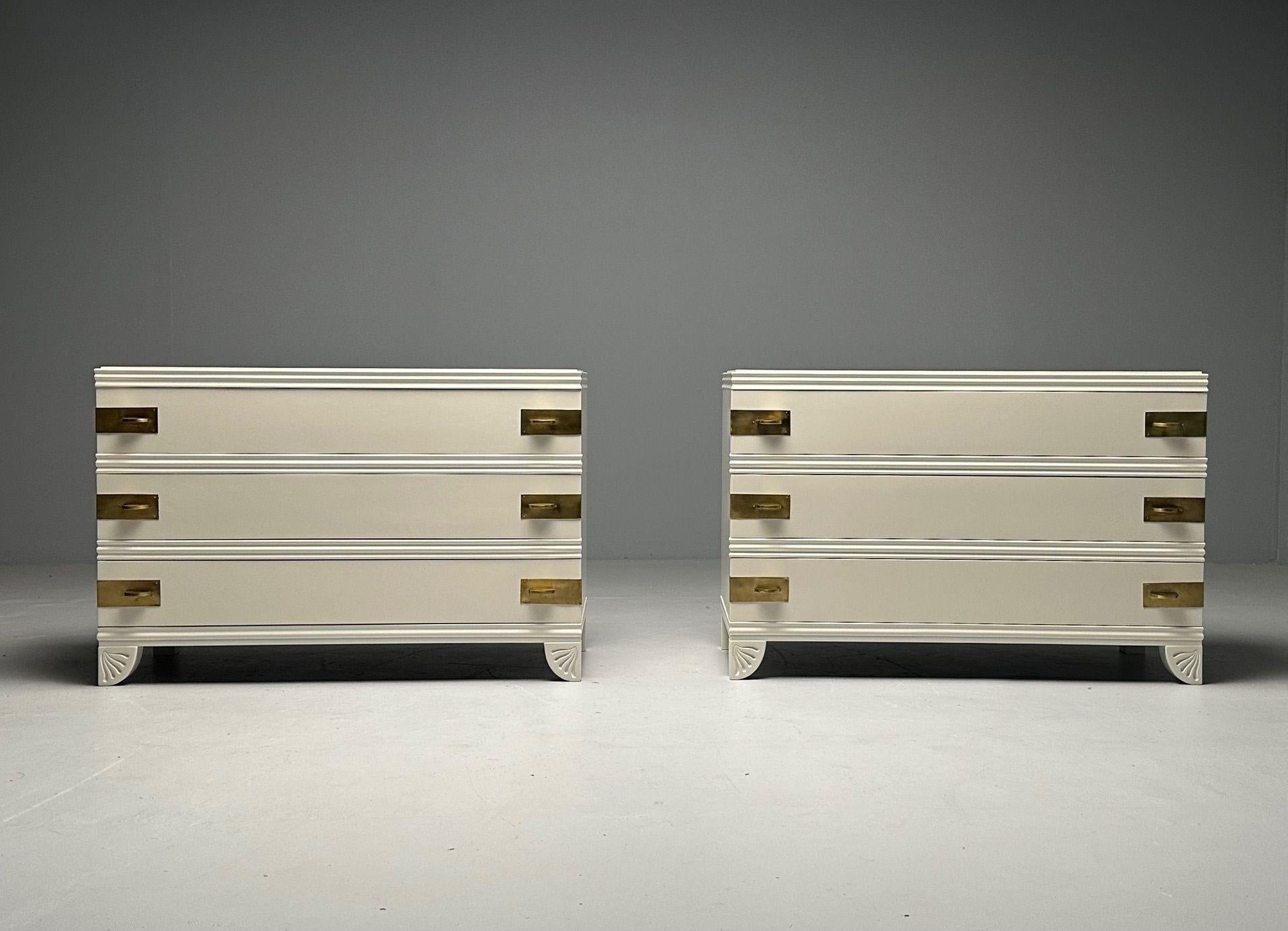 Stile Tommi Parzinger, Mid-Century Modern, Armadi o comodini, Lacca nera, Bronzo

Coppia di armadi o cassettiere dipinte di bianco tortora con tiretti rettangolari in bronzo massiccio. L'intera cassa poggia su quattro gambe in legno, due delle quali
