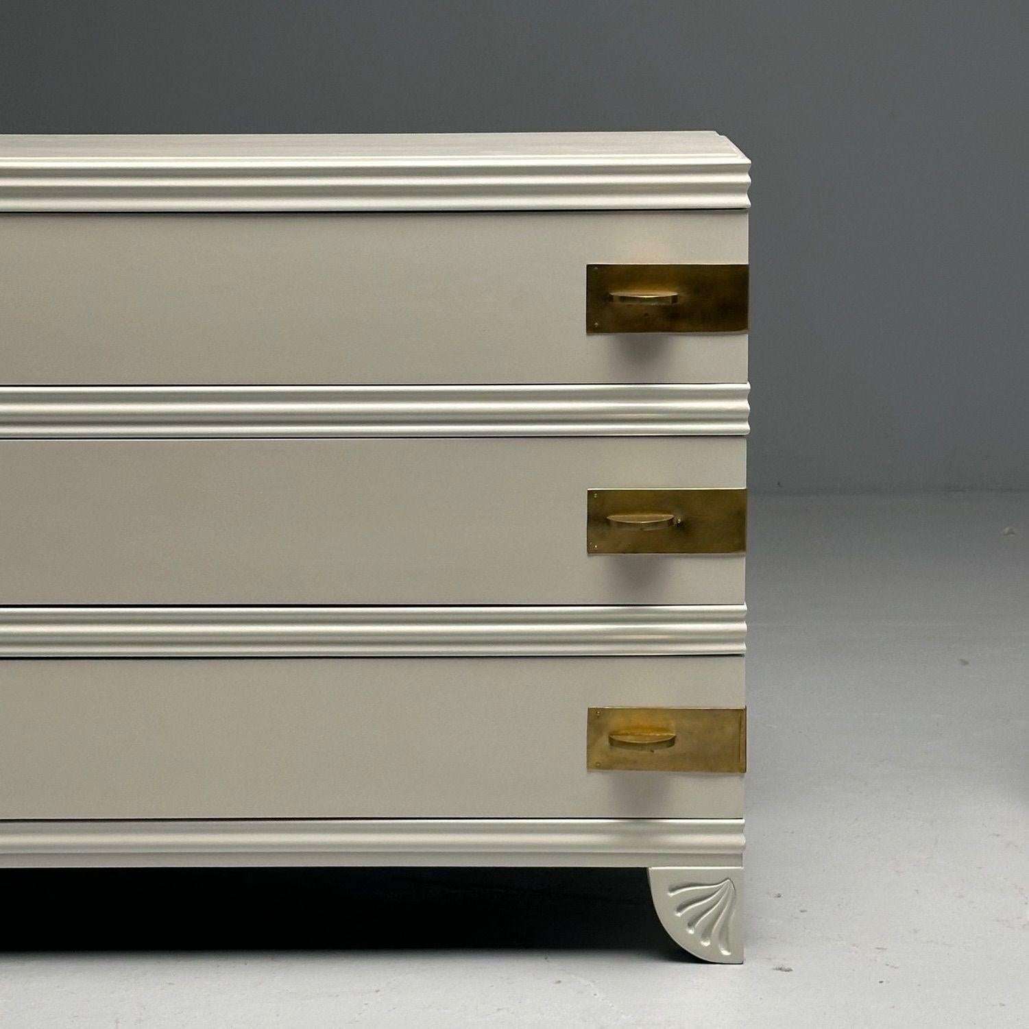 Americano Stile Tommi Parzinger, Mid-Century Modern, Armadi, Vernice bianca, Bronzo in vendita