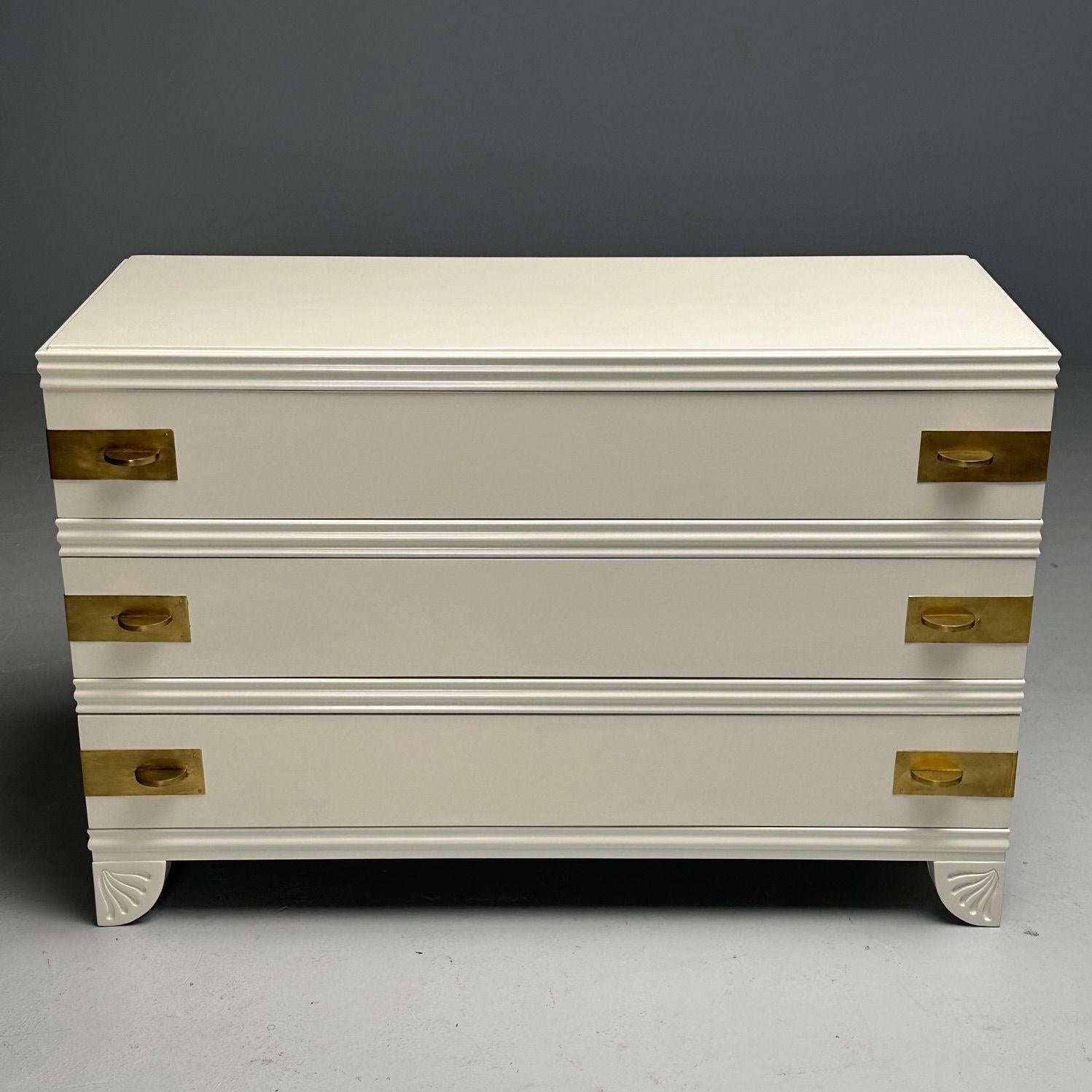 Stile Tommi Parzinger, Mid-Century Modern, Armadi, Vernice bianca, Bronzo In condizioni buone in vendita a Manhasset, NY