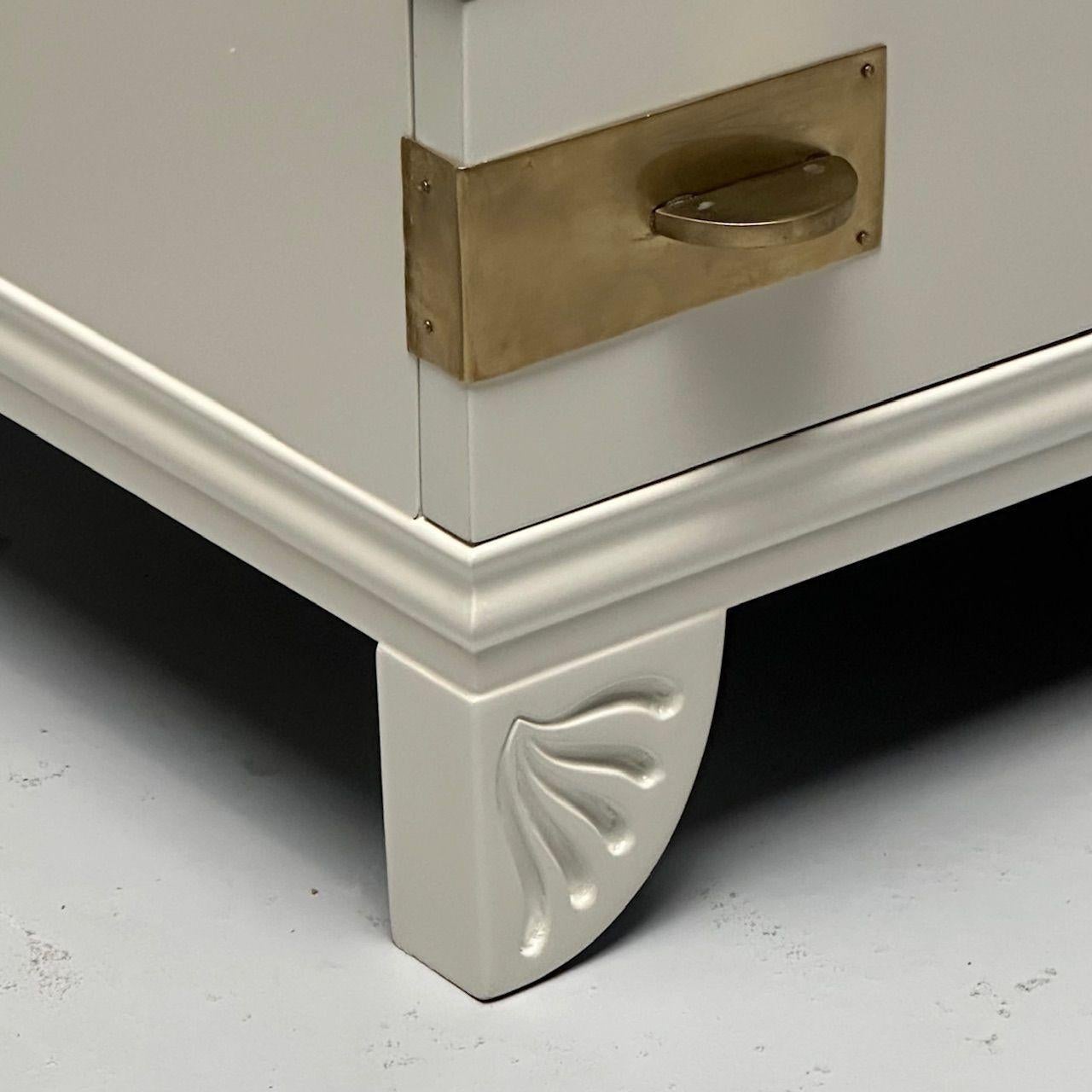 Stile Tommi Parzinger, Mid-Century Modern, Armadi, Vernice bianca, Bronzo in vendita 2