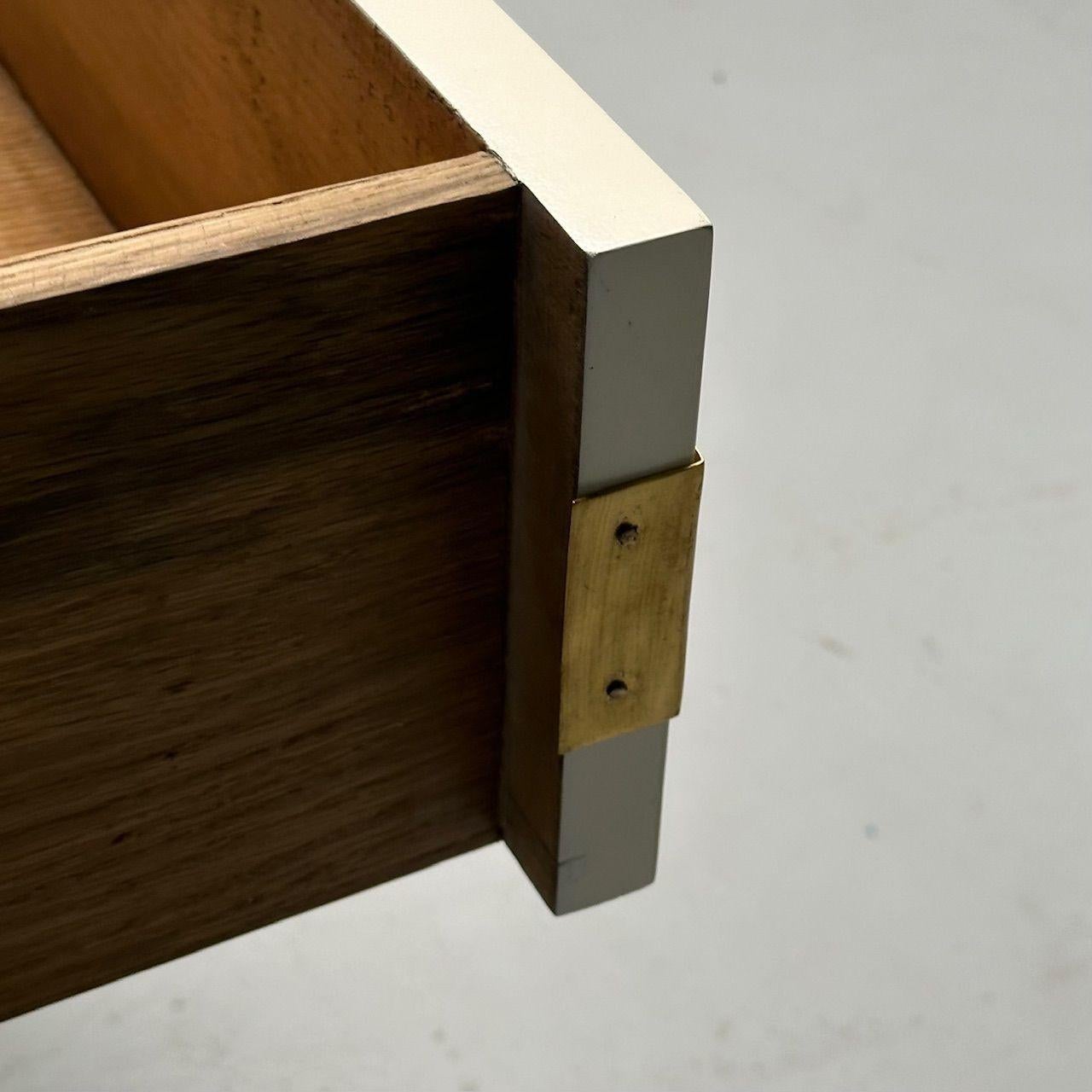 Stile Tommi Parzinger, Mid-Century Modern, Armadi, Vernice bianca, Bronzo in vendita 3