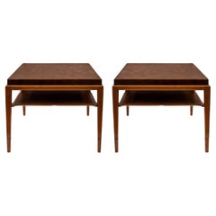Tommi Parzinger Superbe paire de tables d'appoint en noyer avec plateaux en cuir années 1940