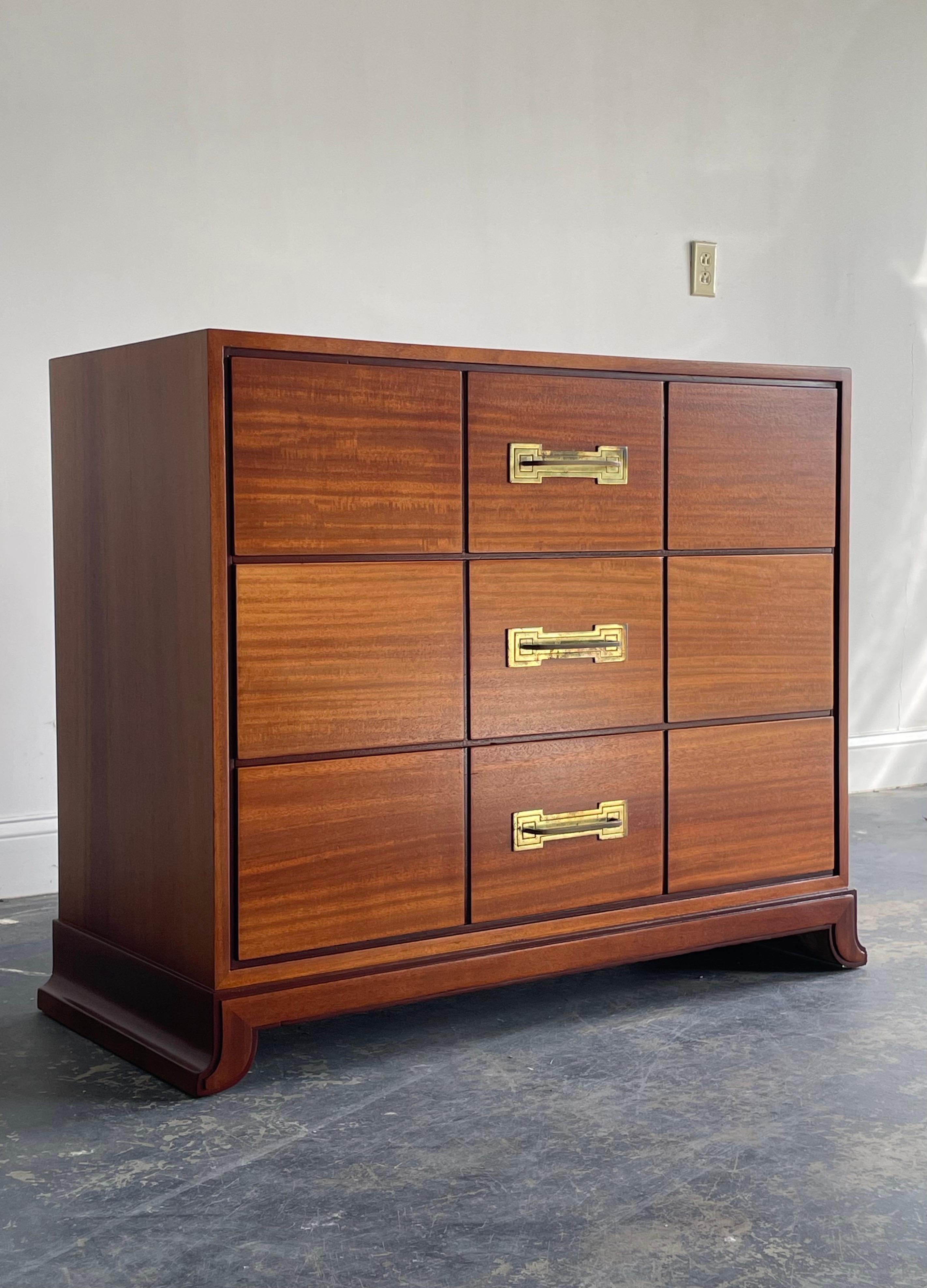 Mid-Century moderno Comò o cassettone alto Tommi Parzinger per Charak Modern in vendita