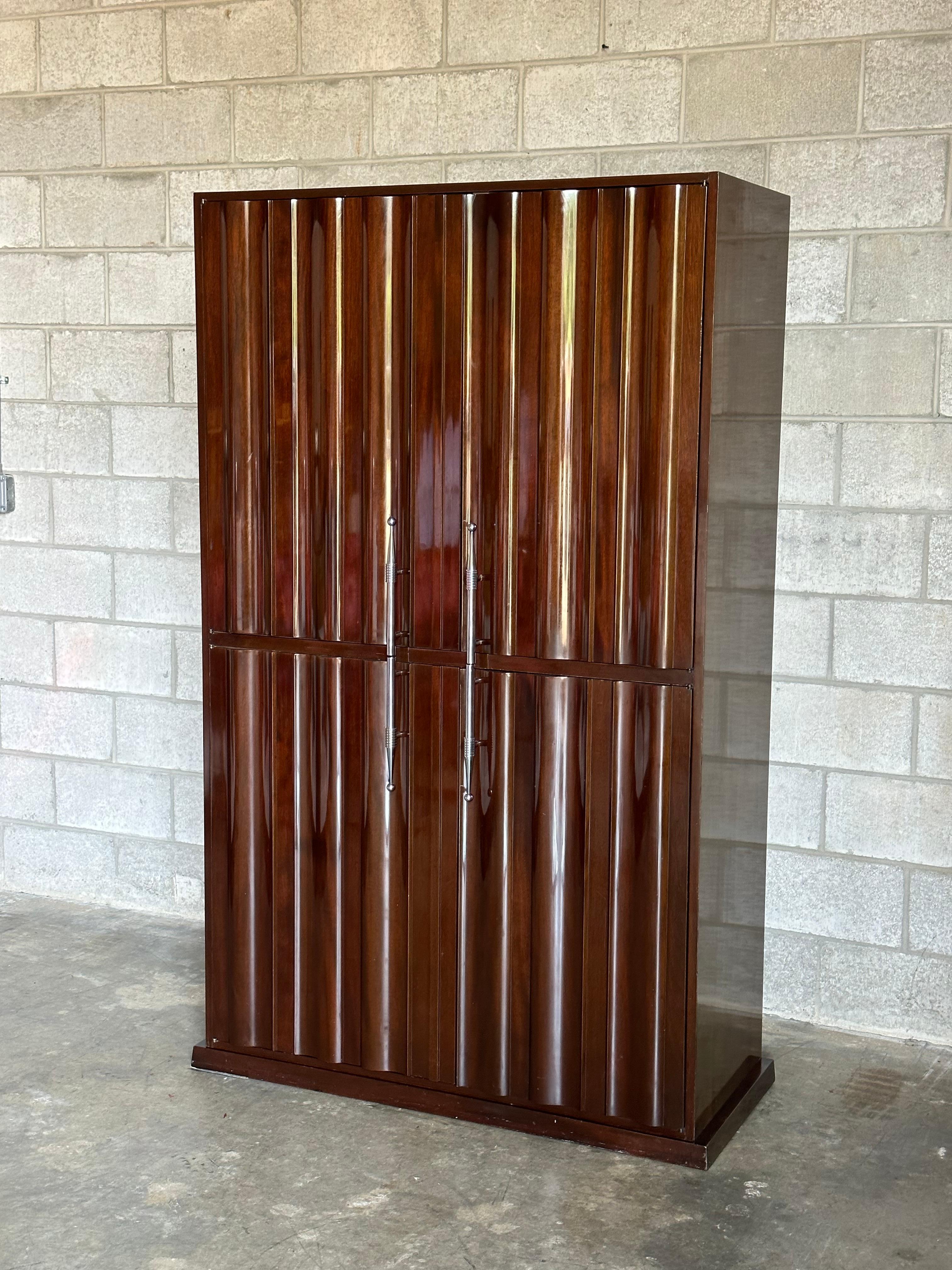 Grande armoire de bar éclairée Tommi Parzinger pour Parzinger Originals en vente 3