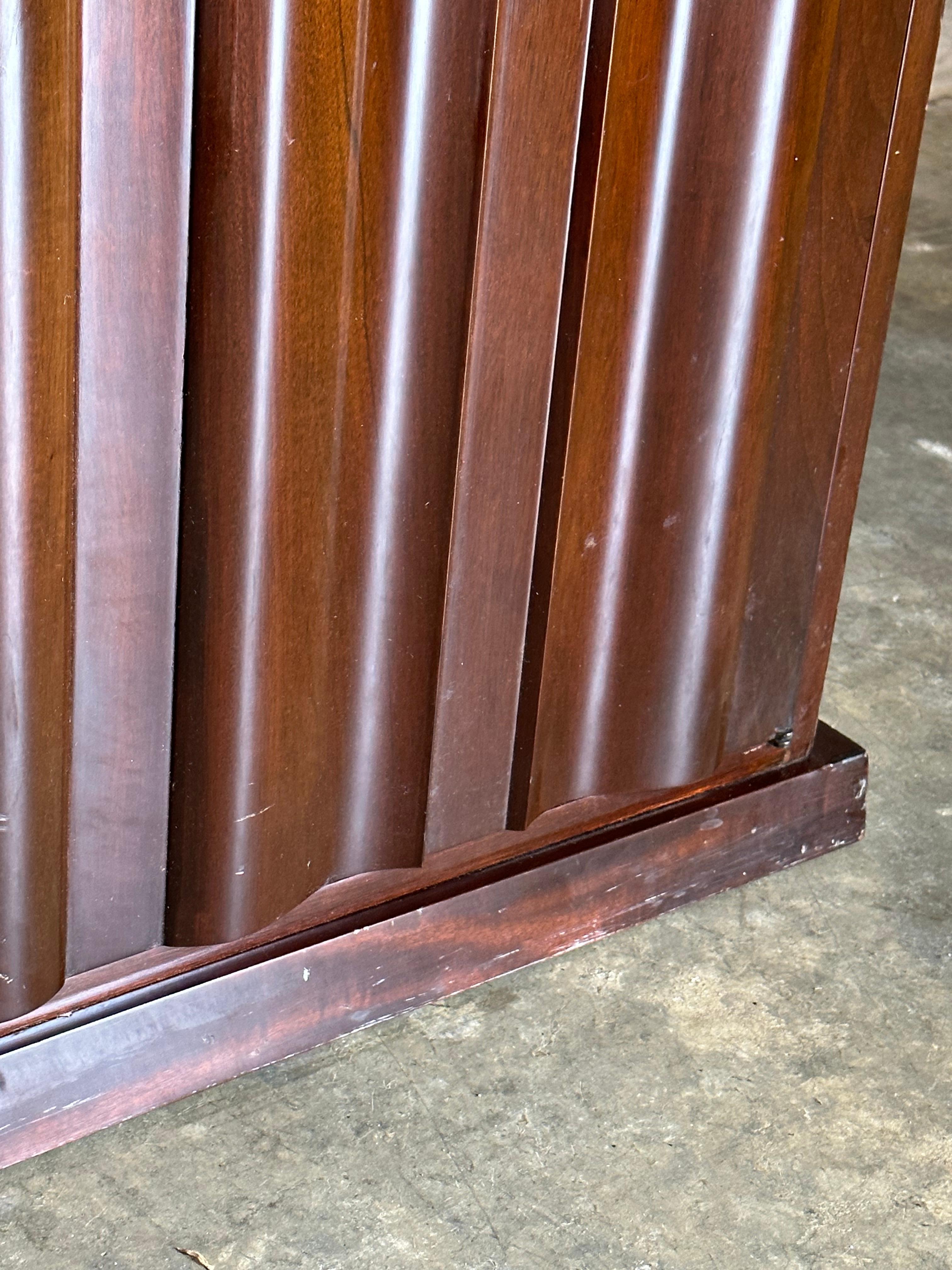 Grande armoire de bar éclairée Tommi Parzinger pour Parzinger Originals en vente 8