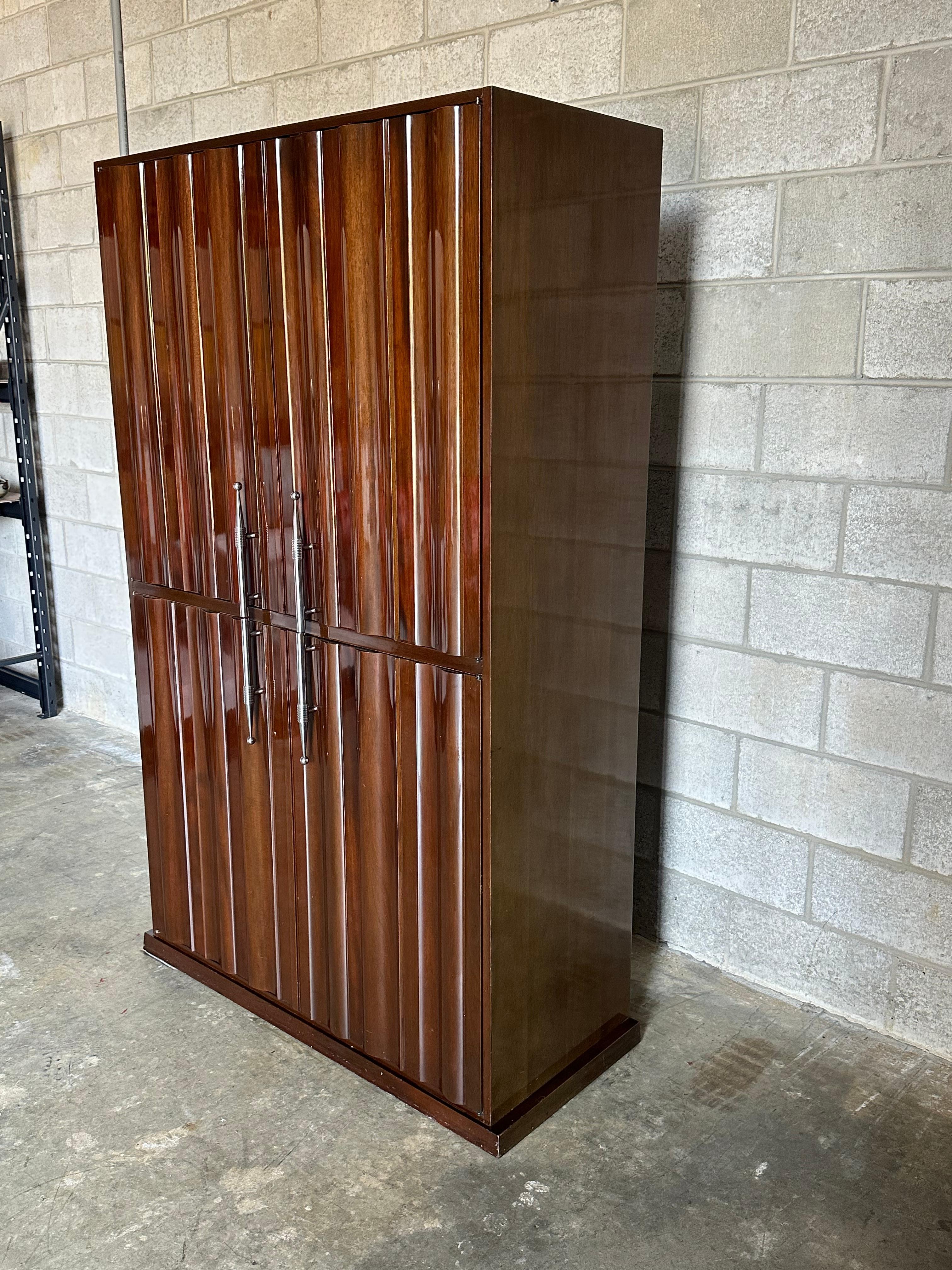 Grande armoire de bar éclairée Tommi Parzinger pour Parzinger Originals en vente 7