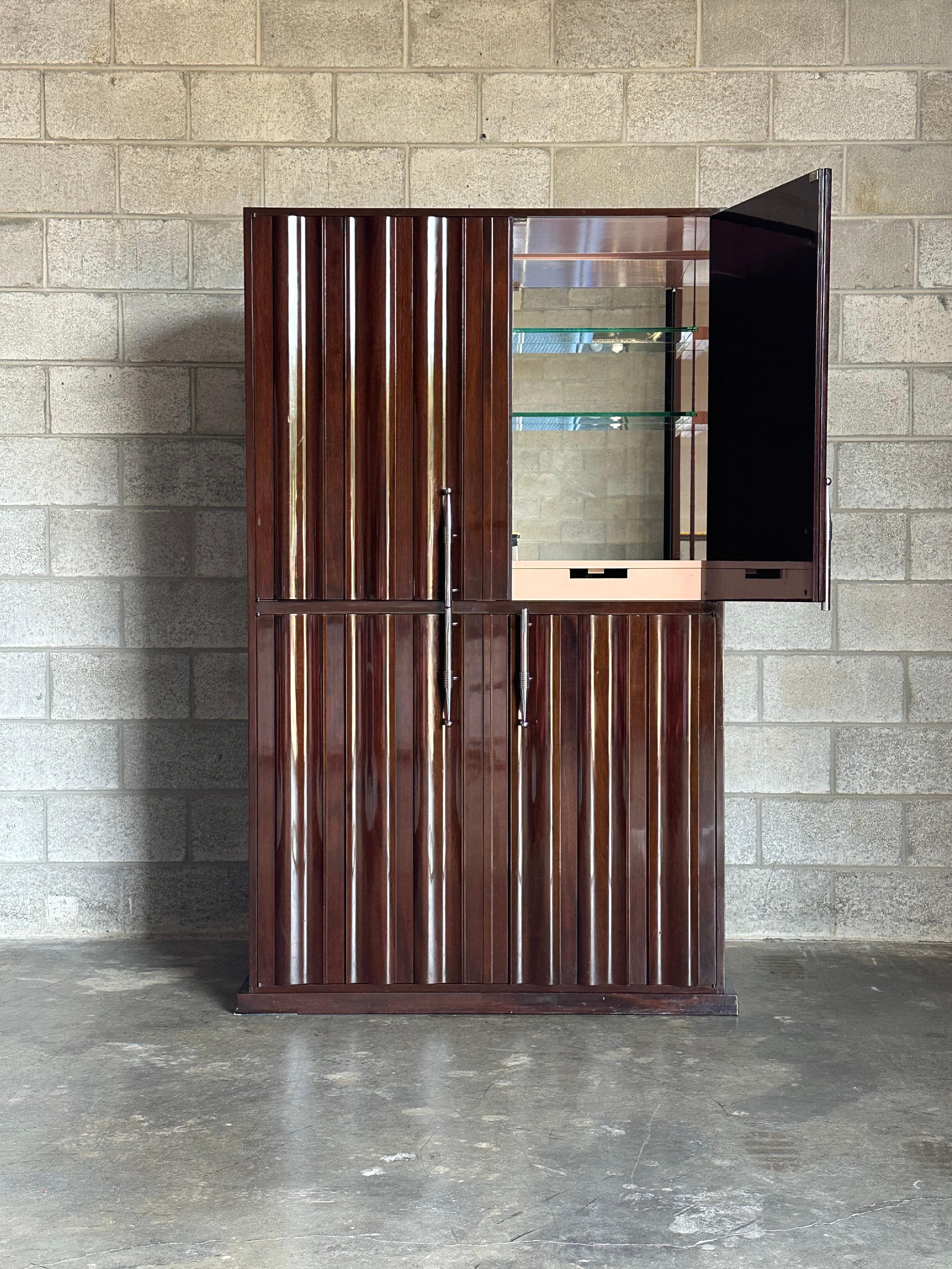 Un bar sec extraordinaire conçu par Tommi Parzinger pour Parzinger Originals. Cette armoire est absolument fabuleuse. Il se caractérise par de superbes façades de porte au motif ondulé en finition brillante, ainsi que par de longues et fines