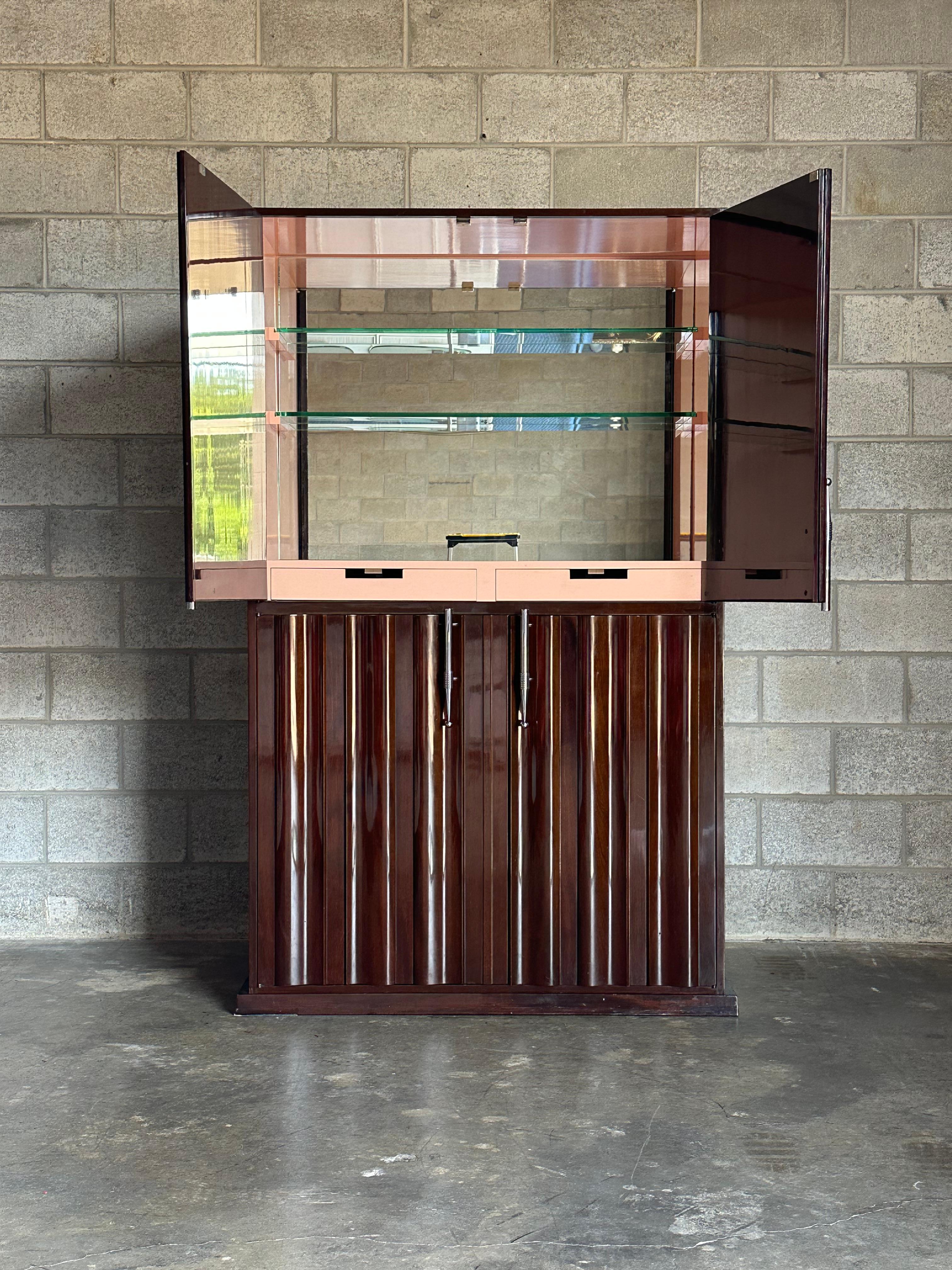 Mid-Century Modern Grande armoire de bar éclairée Tommi Parzinger pour Parzinger Originals en vente