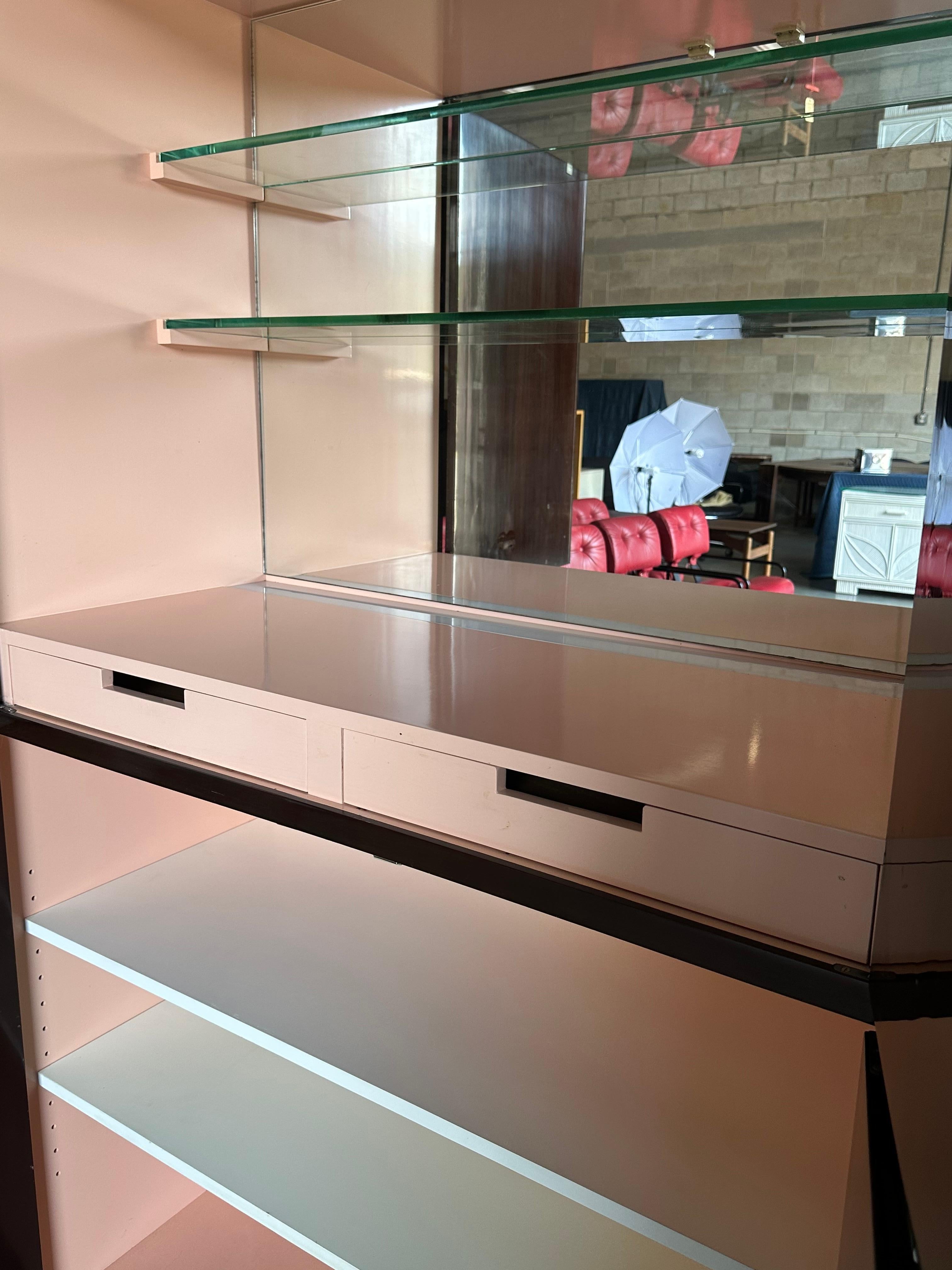 Grande armoire de bar éclairée Tommi Parzinger pour Parzinger Originals Bon état - En vente à St.Petersburg, FL