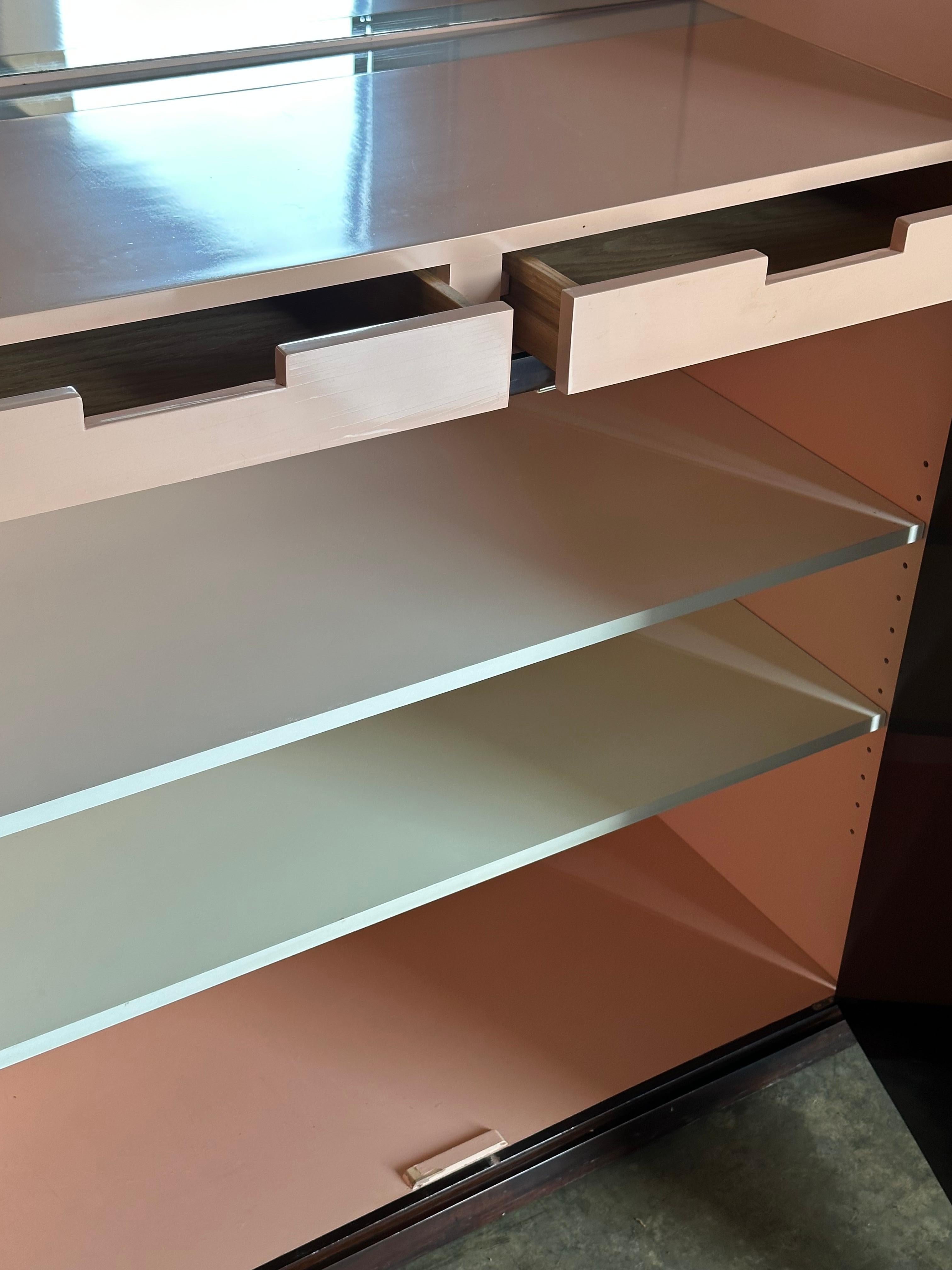 Milieu du XXe siècle Grande armoire de bar éclairée Tommi Parzinger pour Parzinger Originals en vente