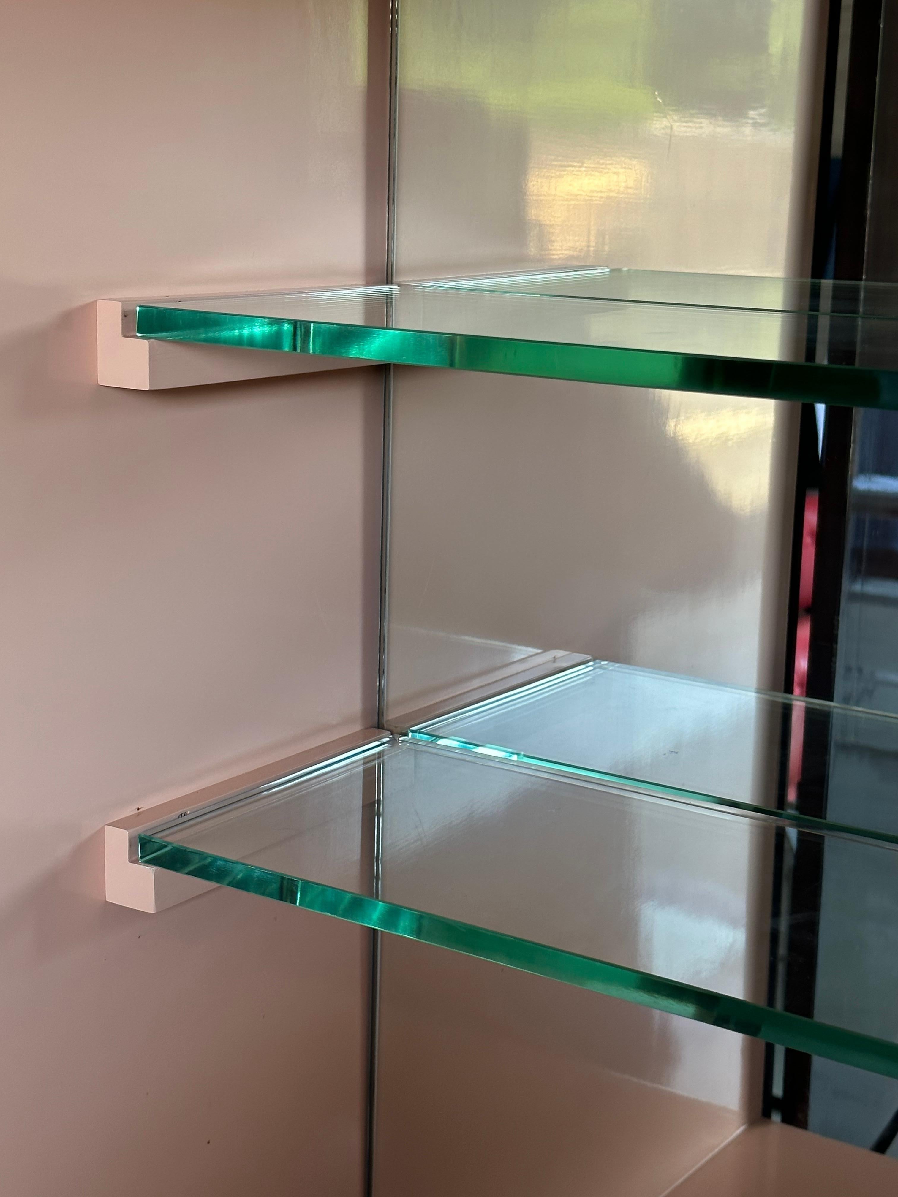 Noyer Grande armoire de bar éclairée Tommi Parzinger pour Parzinger Originals en vente