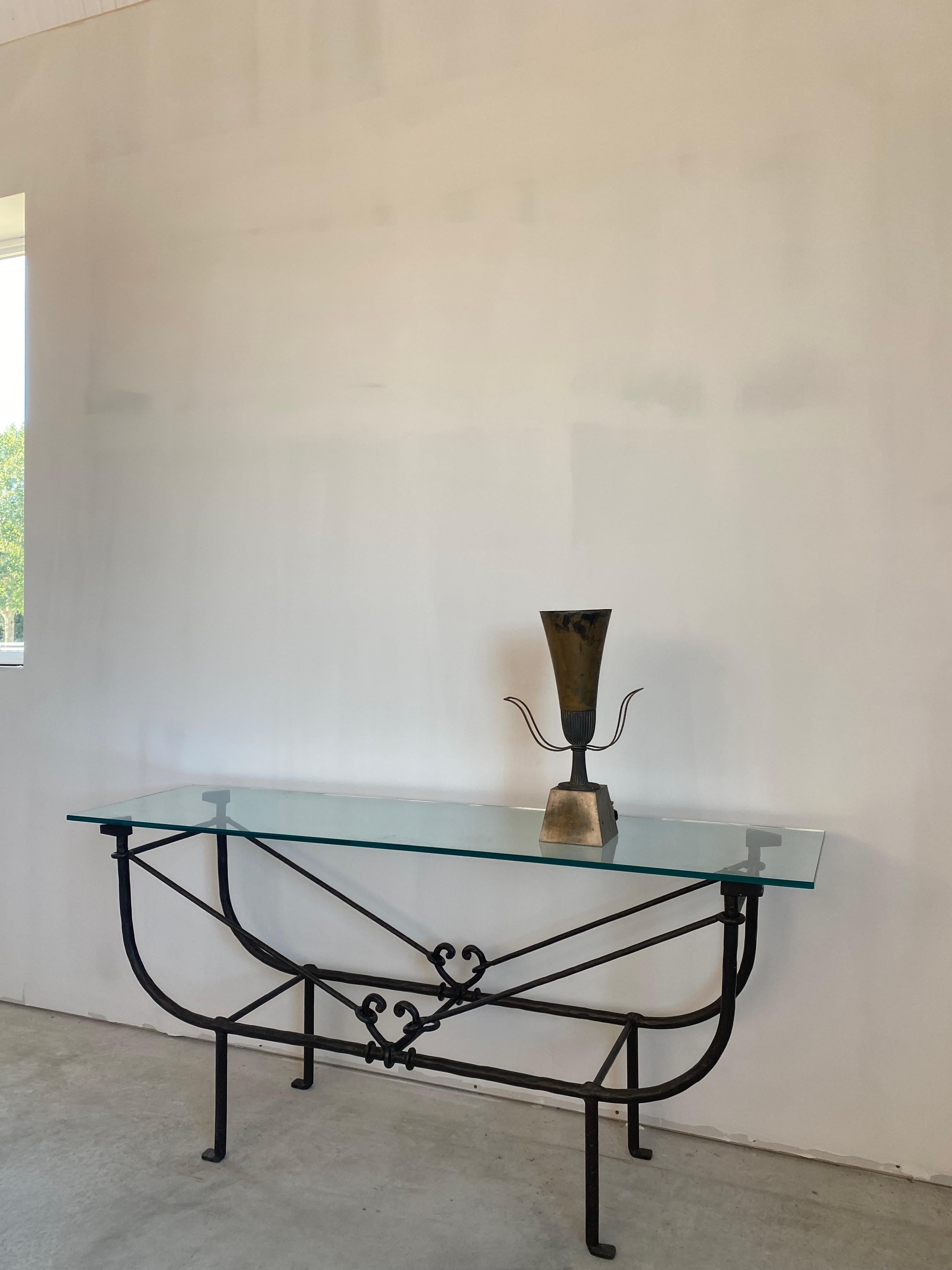 Lámpara de mesa de la Regencia de Hollywood, obra de Tommi Parzinger (1903-1981) para la apreciada Colección Heritage Silver de Lightolier. Ejecutada en latón plateado, la pieza muestra una pátina ricamente desarrollada y una oxidación natural que