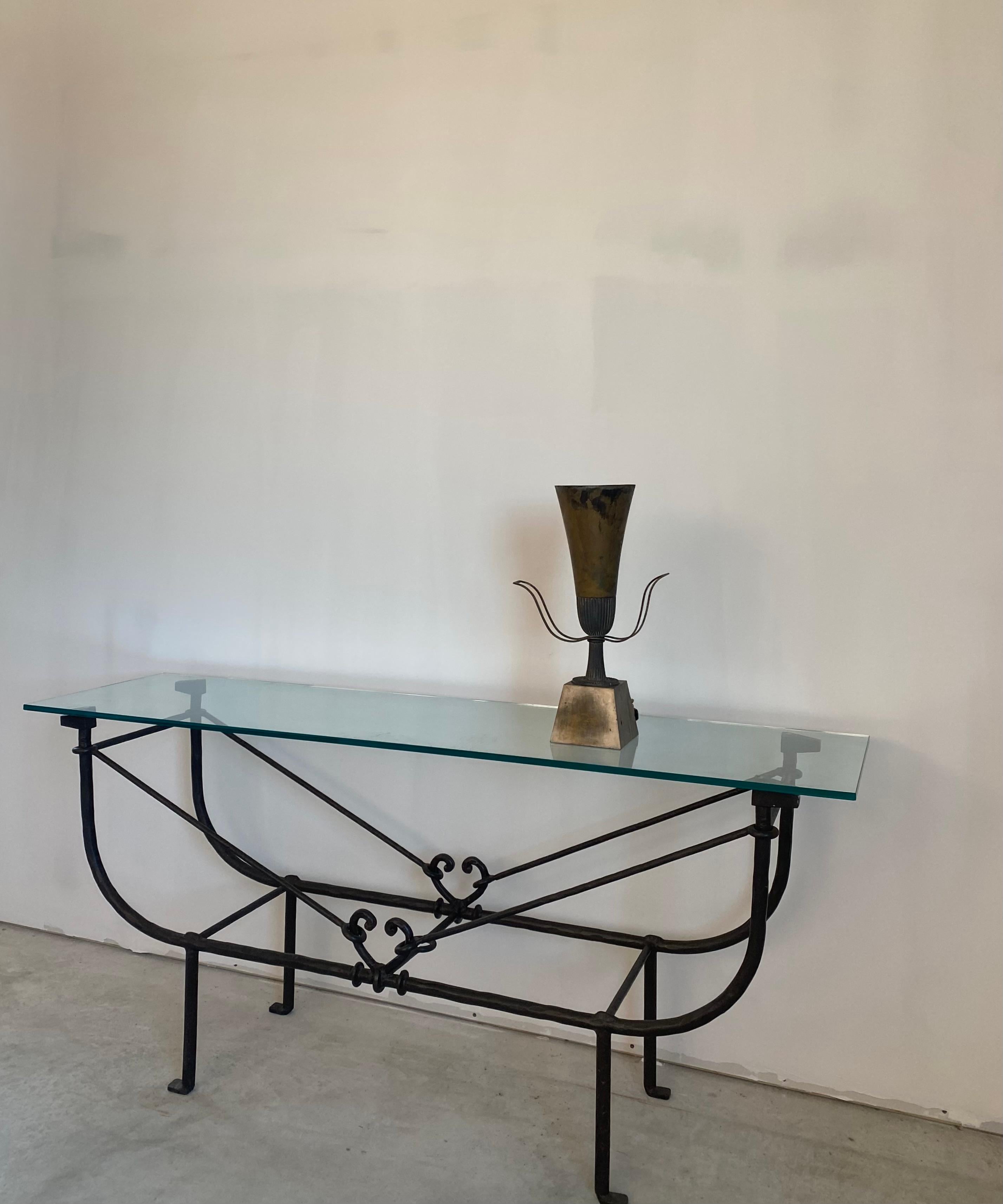 Lámpara urna Tommi Parzinger Regencia de Hollywood en venta