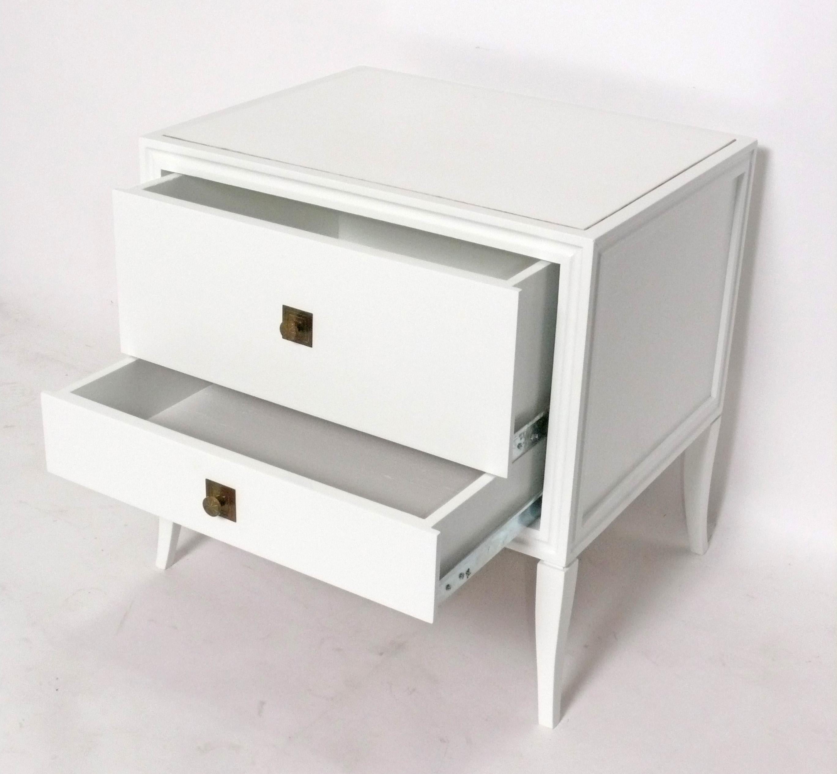 Mid-Century Modern Tommi Parzinger Table d'appoint ou de nuit en laque blanche Modernité glamour du milieu du siècle dernier en vente