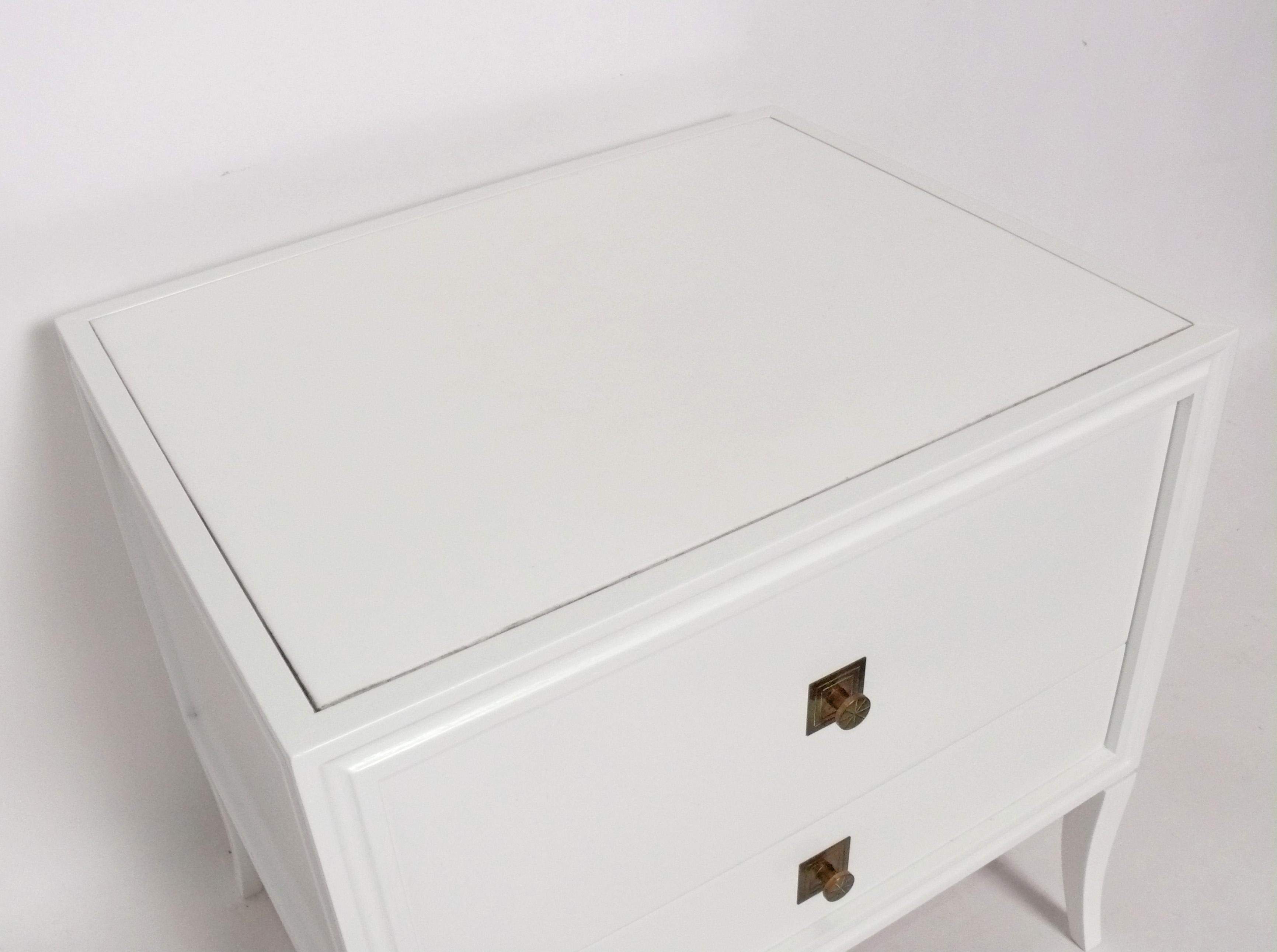 Américain Tommi Parzinger Table d'appoint ou de nuit en laque blanche Modernité glamour du milieu du siècle dernier en vente