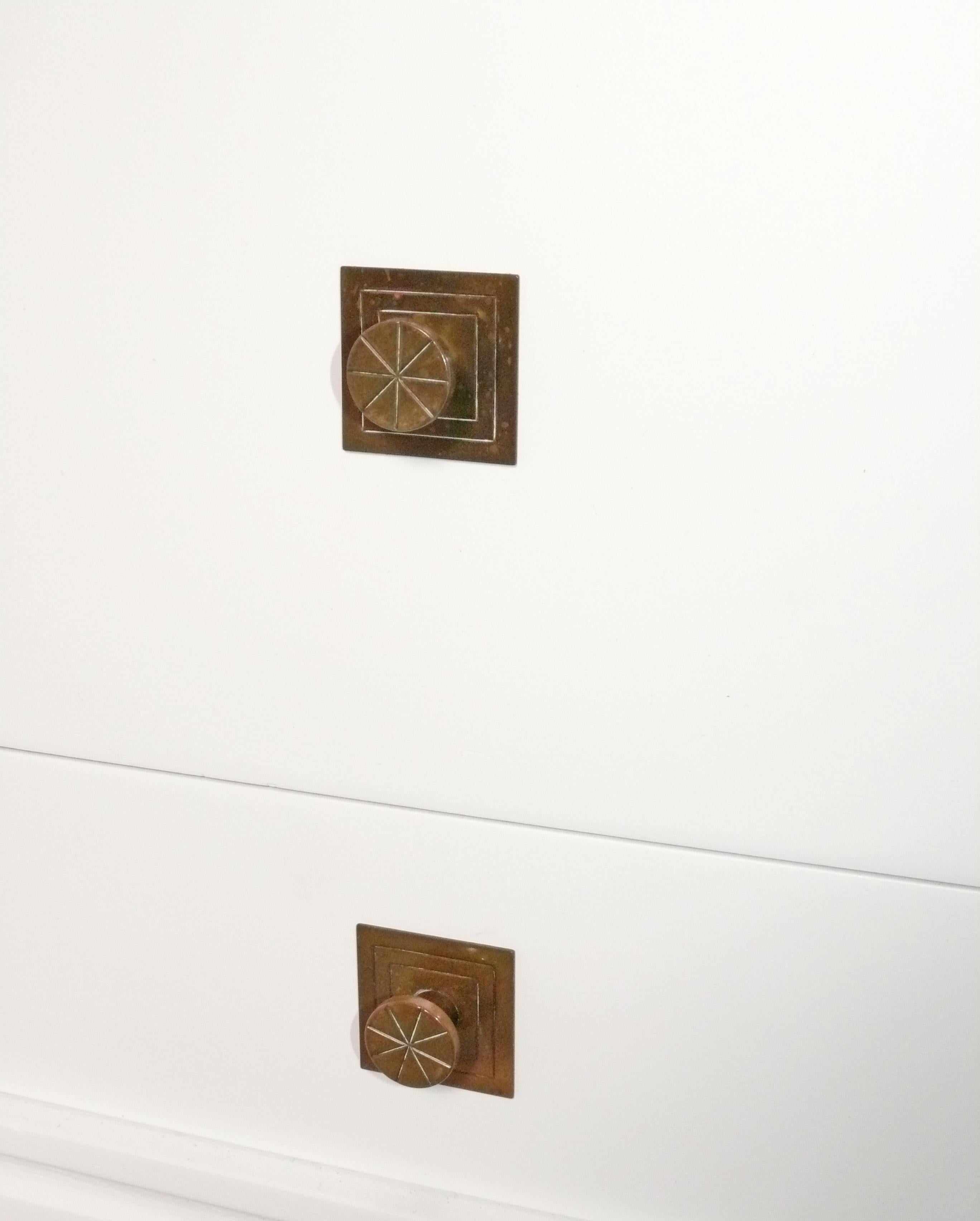 Laqué Tommi Parzinger Table d'appoint ou de nuit en laque blanche Modernité glamour du milieu du siècle dernier en vente