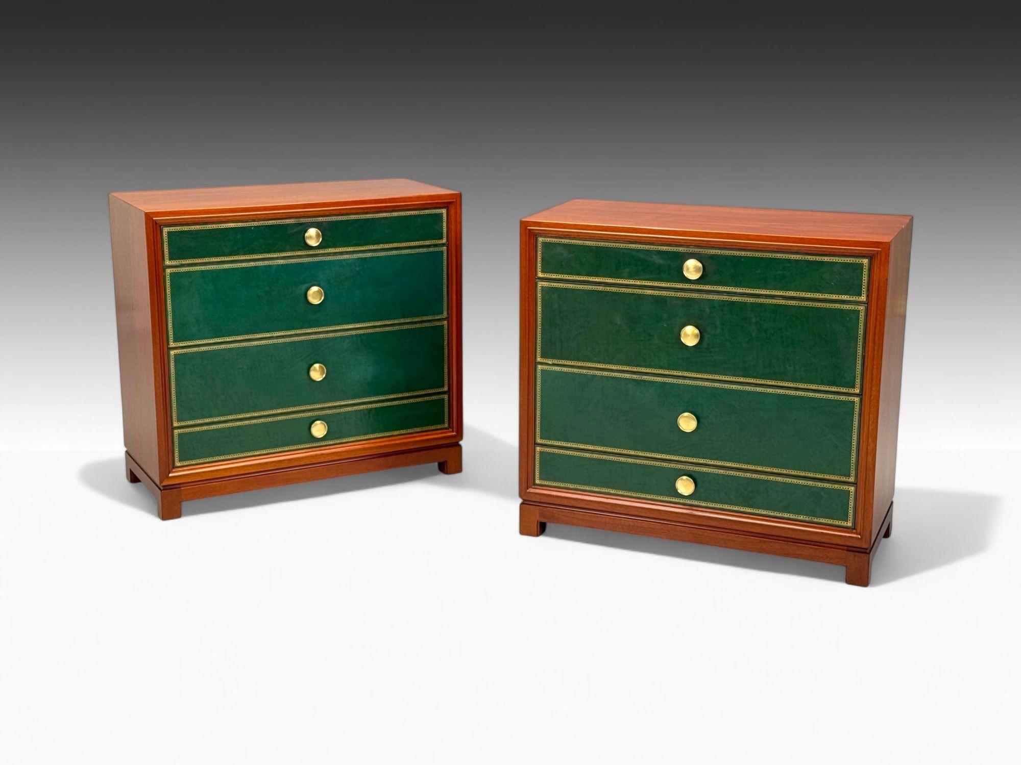 Tommi Parzinger, Charak Modern, Madera, Latón, Cuero verde, Cómodas o Mesillas de noche, EE.UU., años 50

Pareja de cómodas o mesillas de noche de madera teñida y cuero diseñadas por Tommi Parzinger (1903 - 1981) para Charak Modern en Boston, MA c.