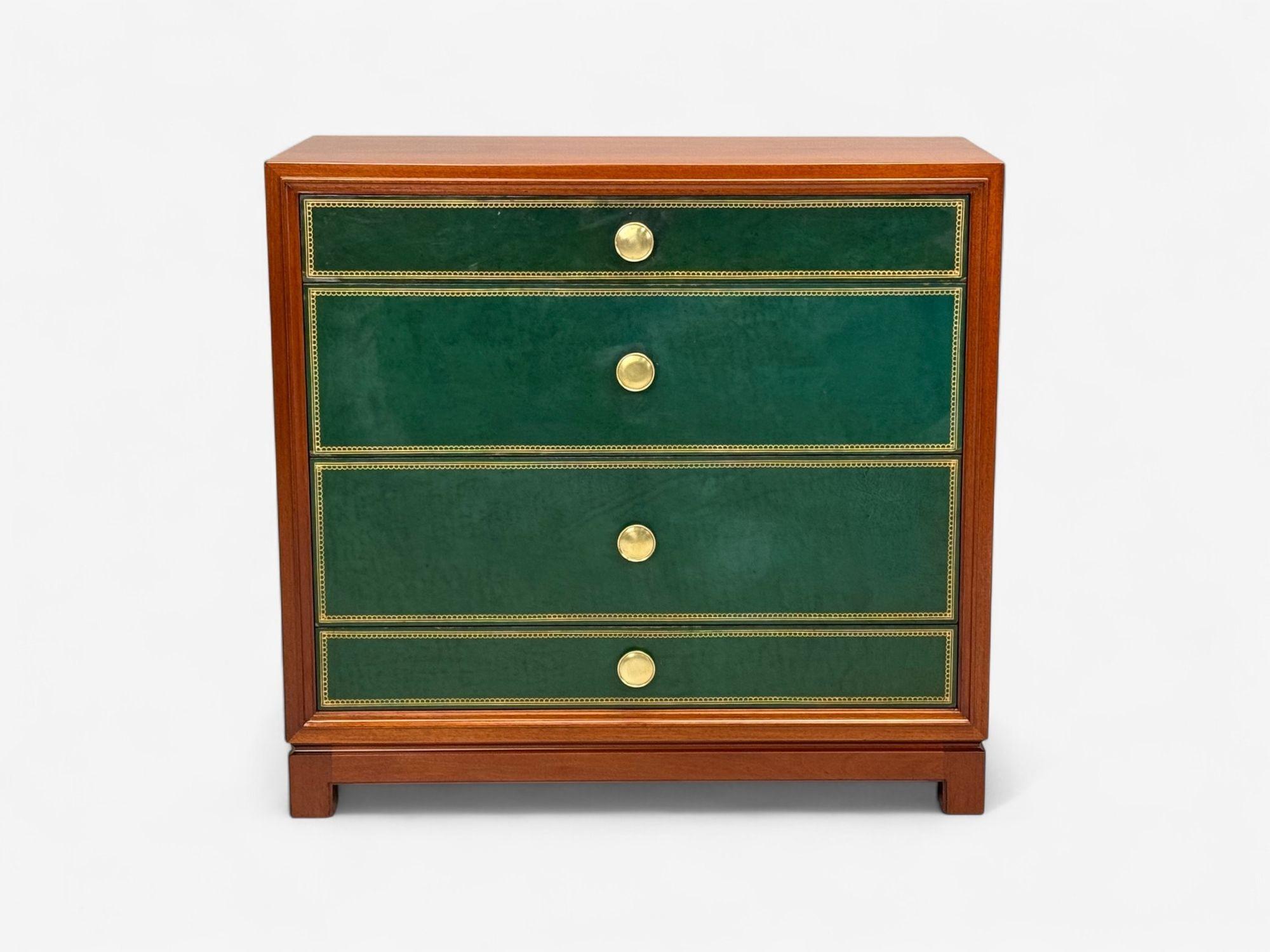 Tommi Parzinger, Madera, Latón, Cuero verde, Cómodas, EE.UU., Años 50 en Bueno estado para la venta en Manhasset, NY