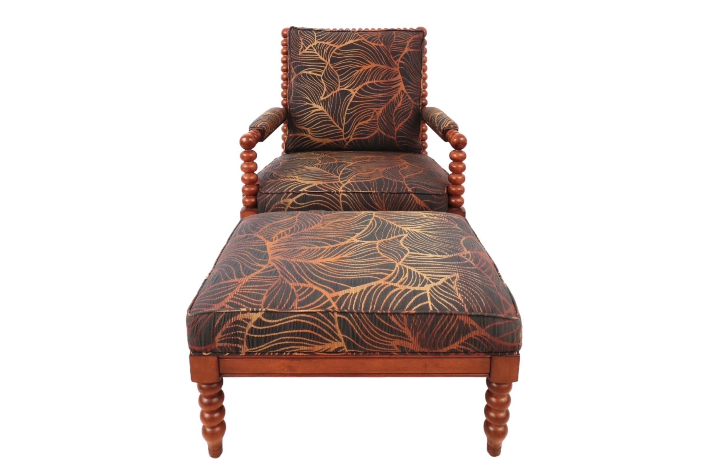 Un fauteuil Lexington Home for Tommy Bahama rembourré sur mesure et un ottoman assorti. Conçue dans le style d'une chaise à fuseau victorienne du XIXe siècle, avec des pieds, des accoudoirs et un dossier tournés au tour. Le coussin de dossier lâche
