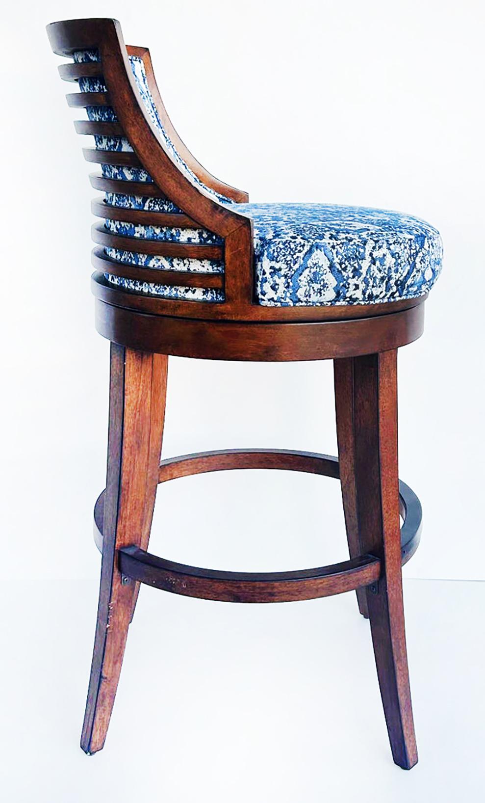 Tommy Bahama Home Ocean Club Cabana Swivel Bar Stools- Set of 6 In Good Condition In Miami, FL