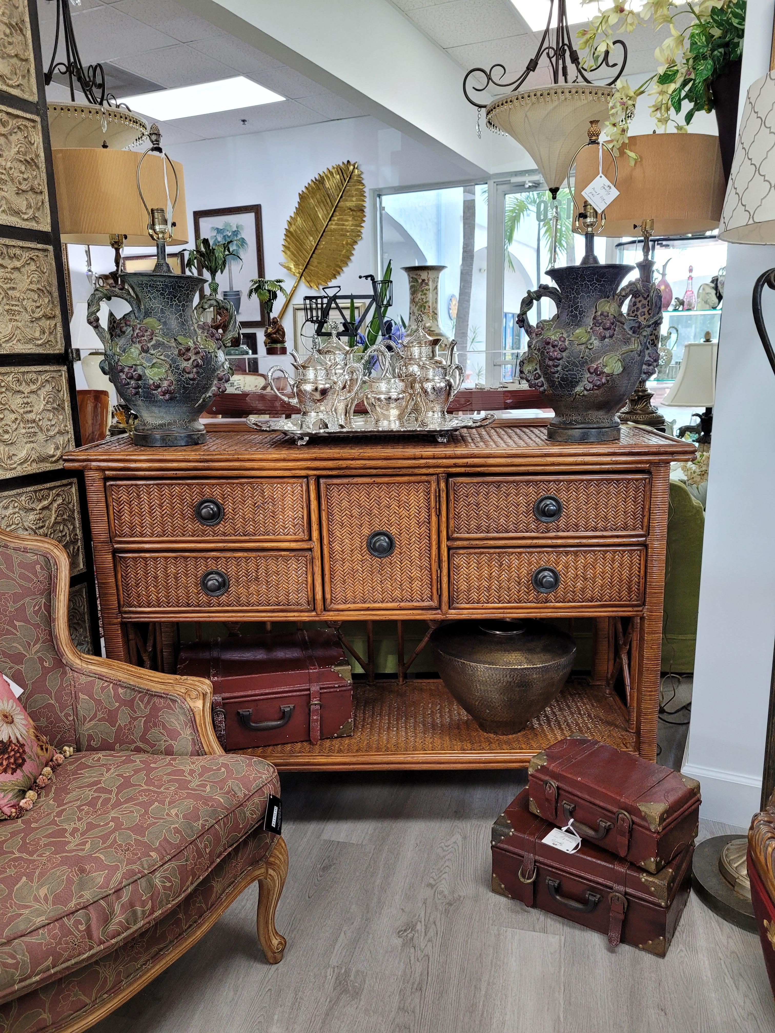 Aparador/Credenza Woven Reed de Tommy Bahama en venta 4