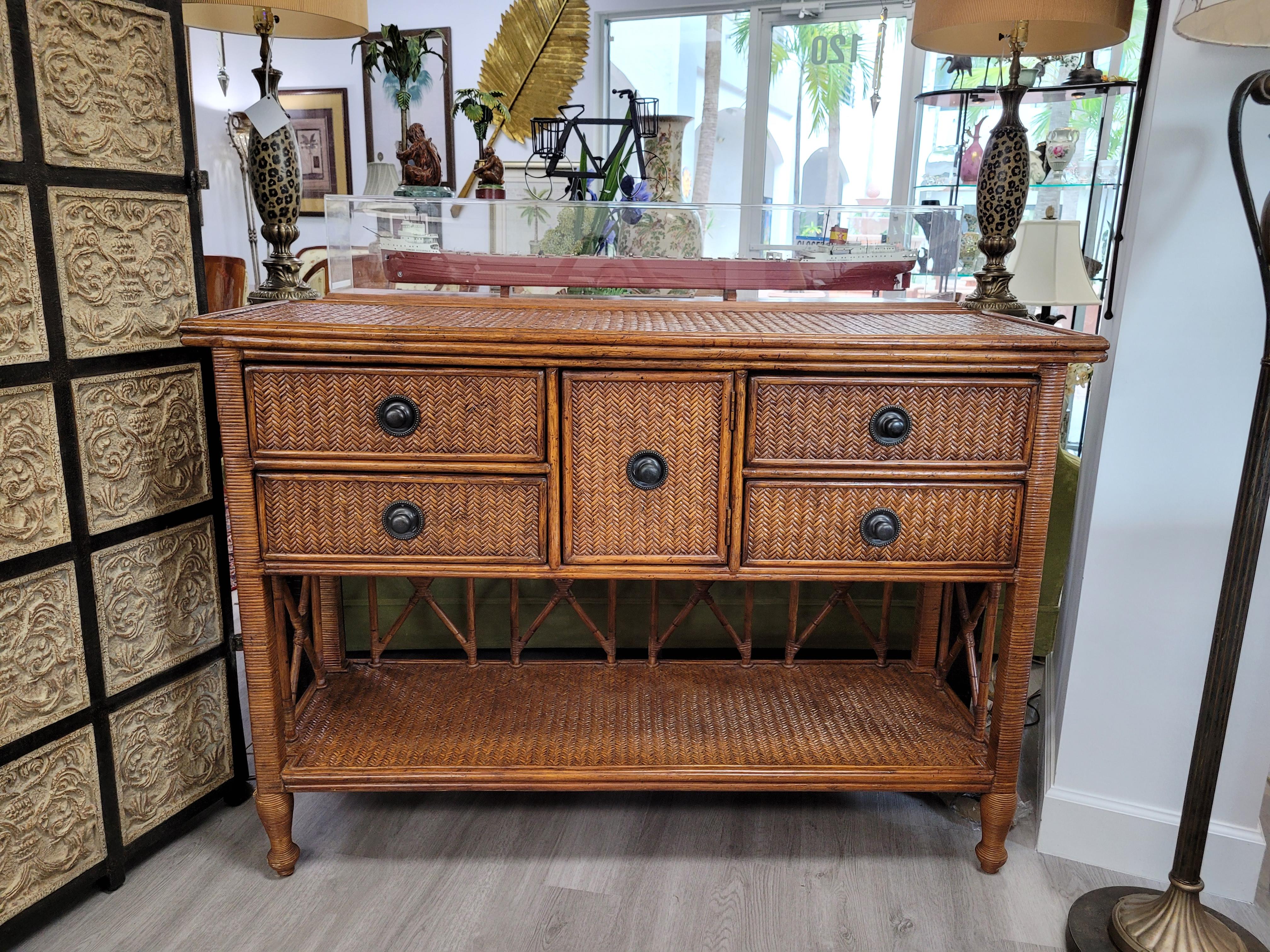 Aparador/Credenza Woven Reed de Tommy Bahama Estadounidense en venta