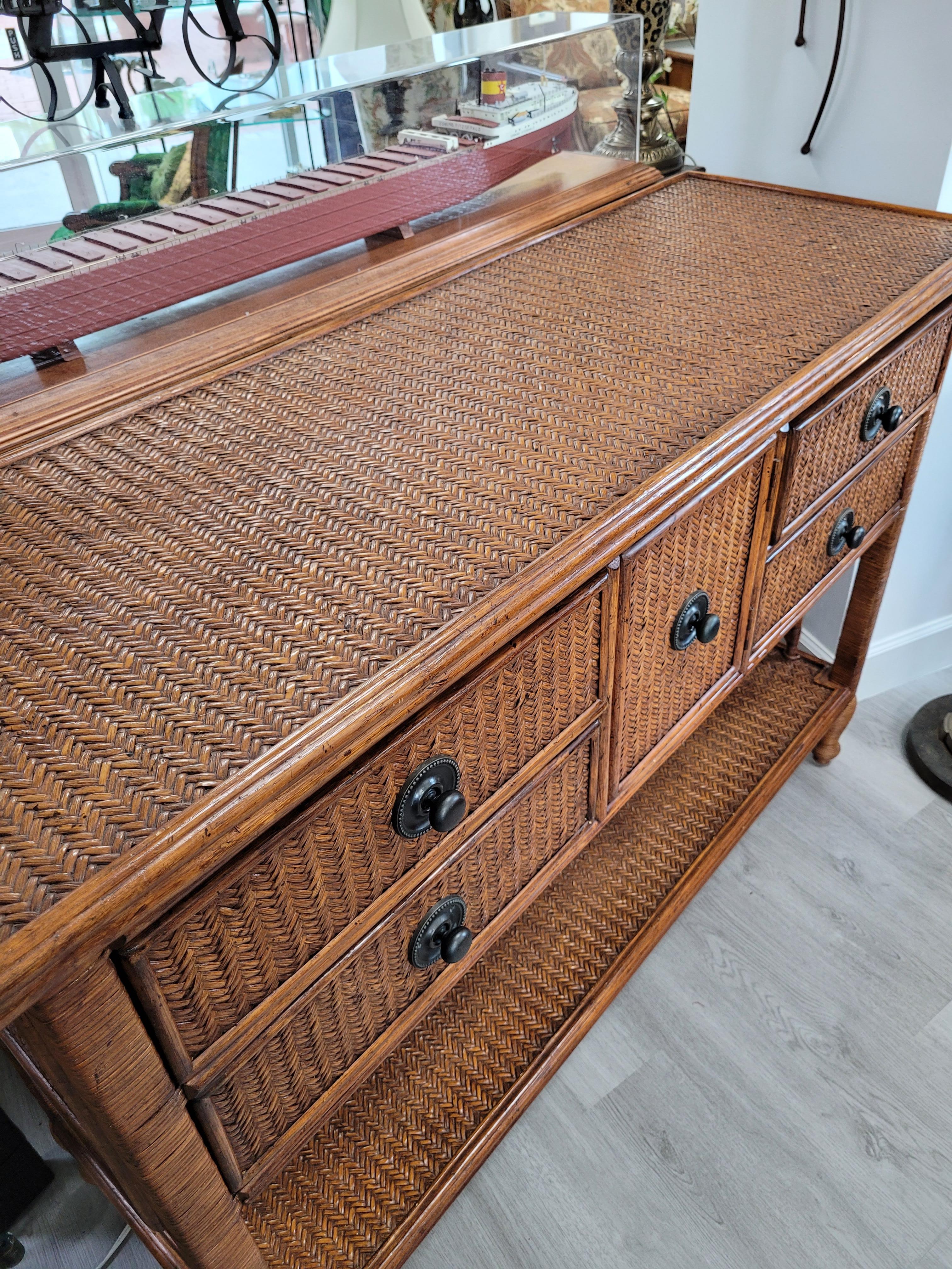 Aparador/Credenza Woven Reed de Tommy Bahama Junco en venta