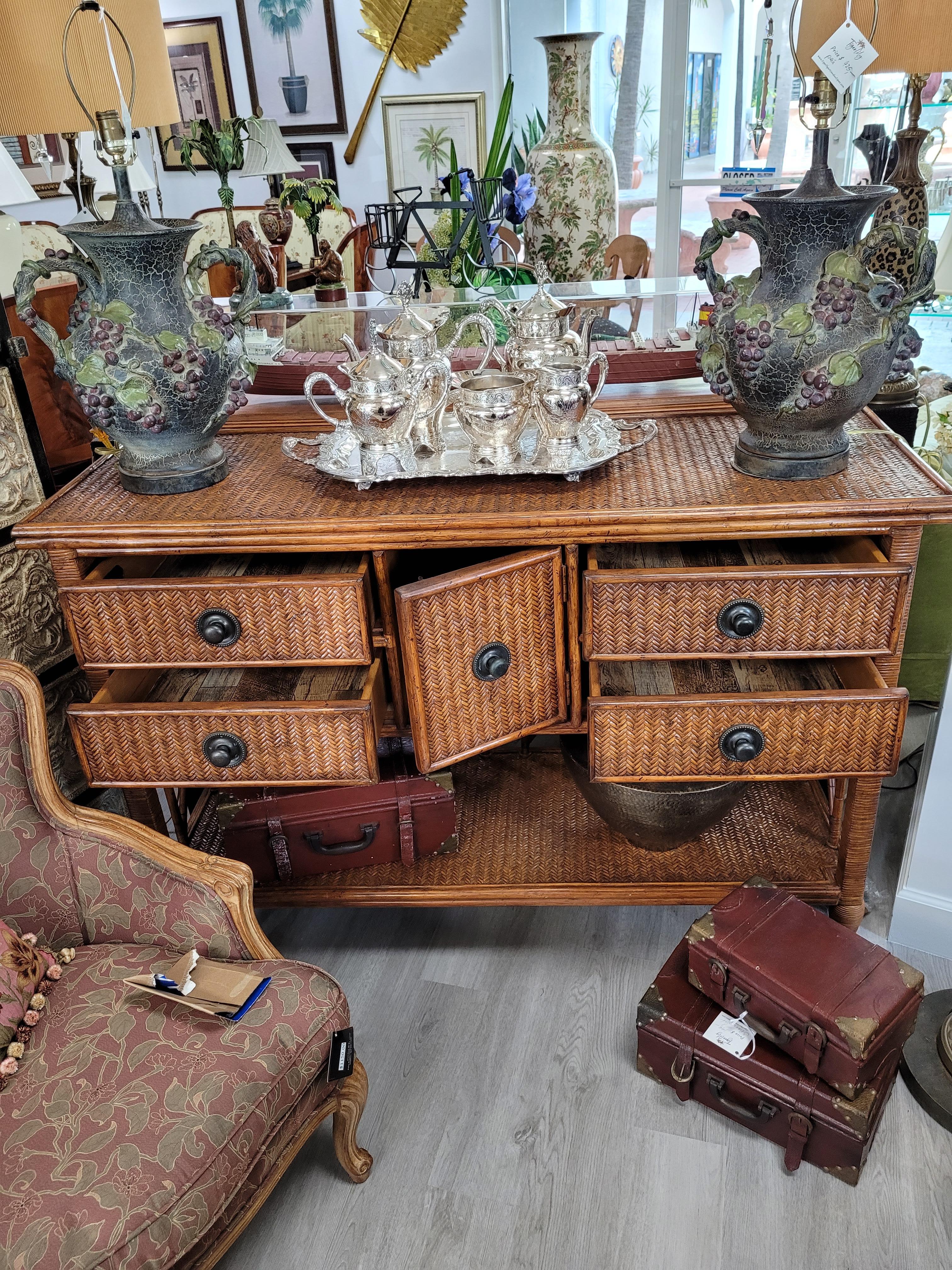 Aparador/Credenza Woven Reed de Tommy Bahama en venta 3