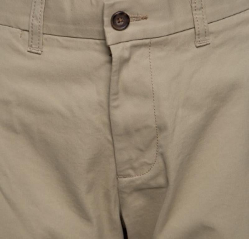 Dai il meglio di te possedendo questi pantaloni Chino di Tommy Hilfiger. I pantaloni beige sono realizzati in cotone e presentano tasche e chiusura frontale. Piega leggermente l'orlo e indossale con scarpe basse o con le sneakers.