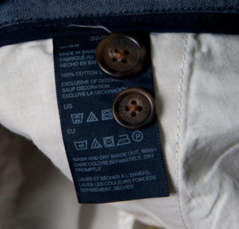 Tommy Hilfiger Pantaloni Chino in cotone beige dal taglio sartoriale M. in vendita 1