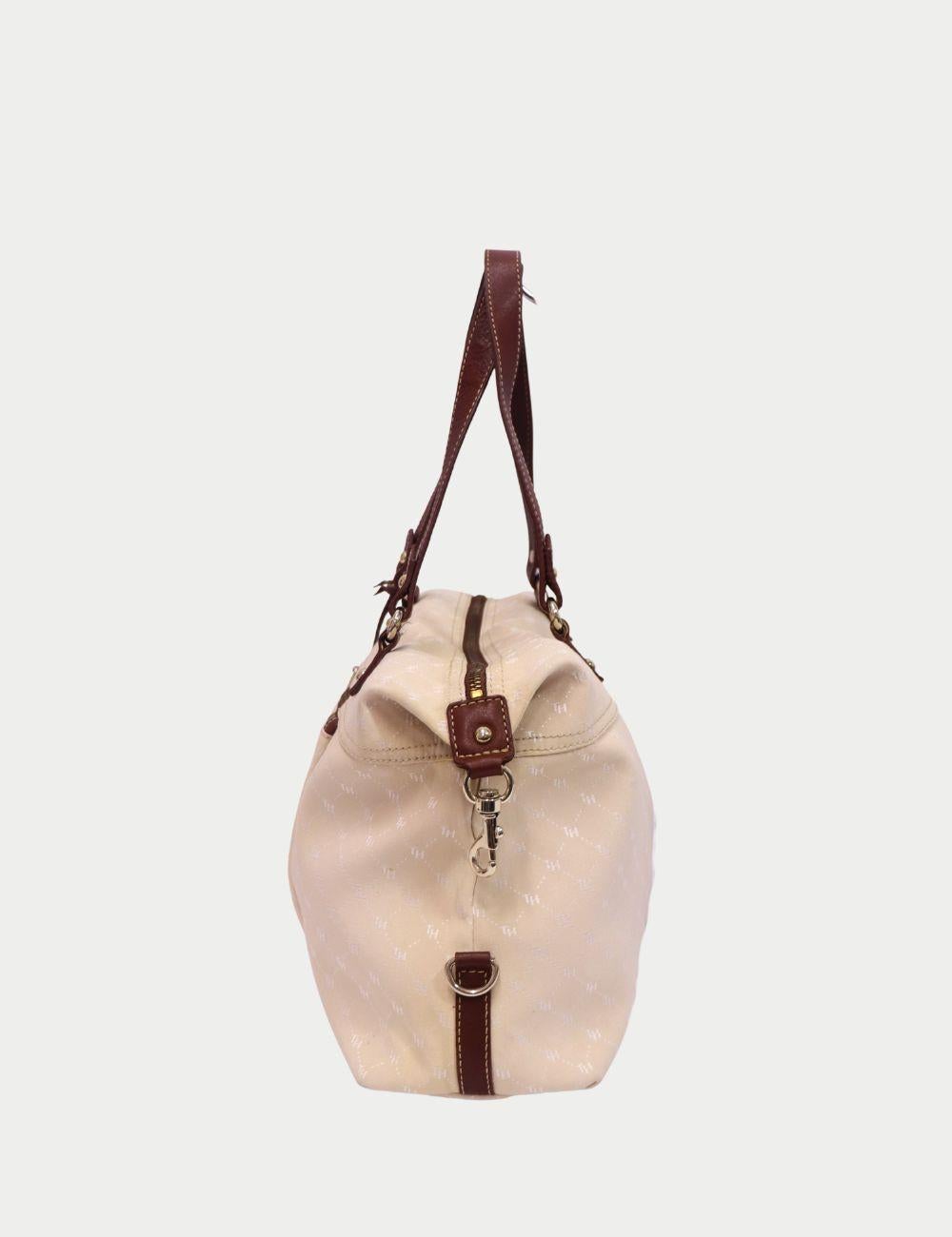 Tommy Hilfiger Beige Monogram Canvas Handbag with Brown Leather Straps

Effortlessly chic and spacious, this Tommy Hilfiger handbag is a versatile staple for everyday wear. Crafted from beige canvas with an all-over TH monogram print, it features