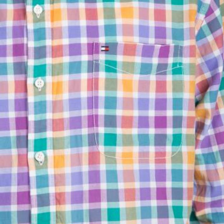 Das Hemd von Tommy Hilfiger ist aus 100 % Baumwolle gefertigt. Es ist in einem verspielten, mehrfarbigen Farbton mit Karomuster gehalten. Das Hemd hat eine Vintage-Passform und ist mit langen Ärmeln und einem Knopfverschluss vorne ausgestattet. Es