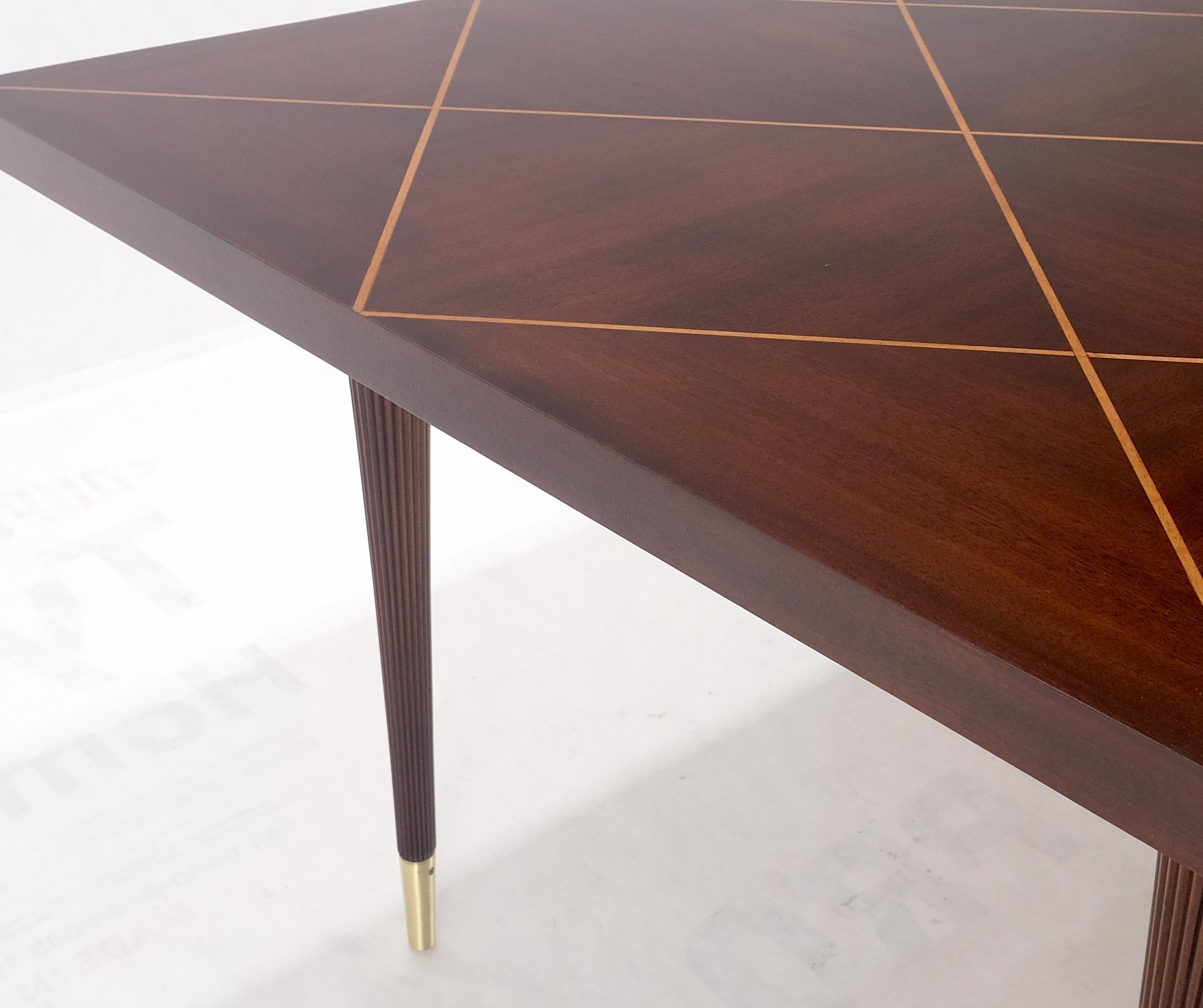 Tommy Parzinger - Table de salle à manger moderne à pieds fuselés et plateau en forme de losange - MINT ! en vente 4