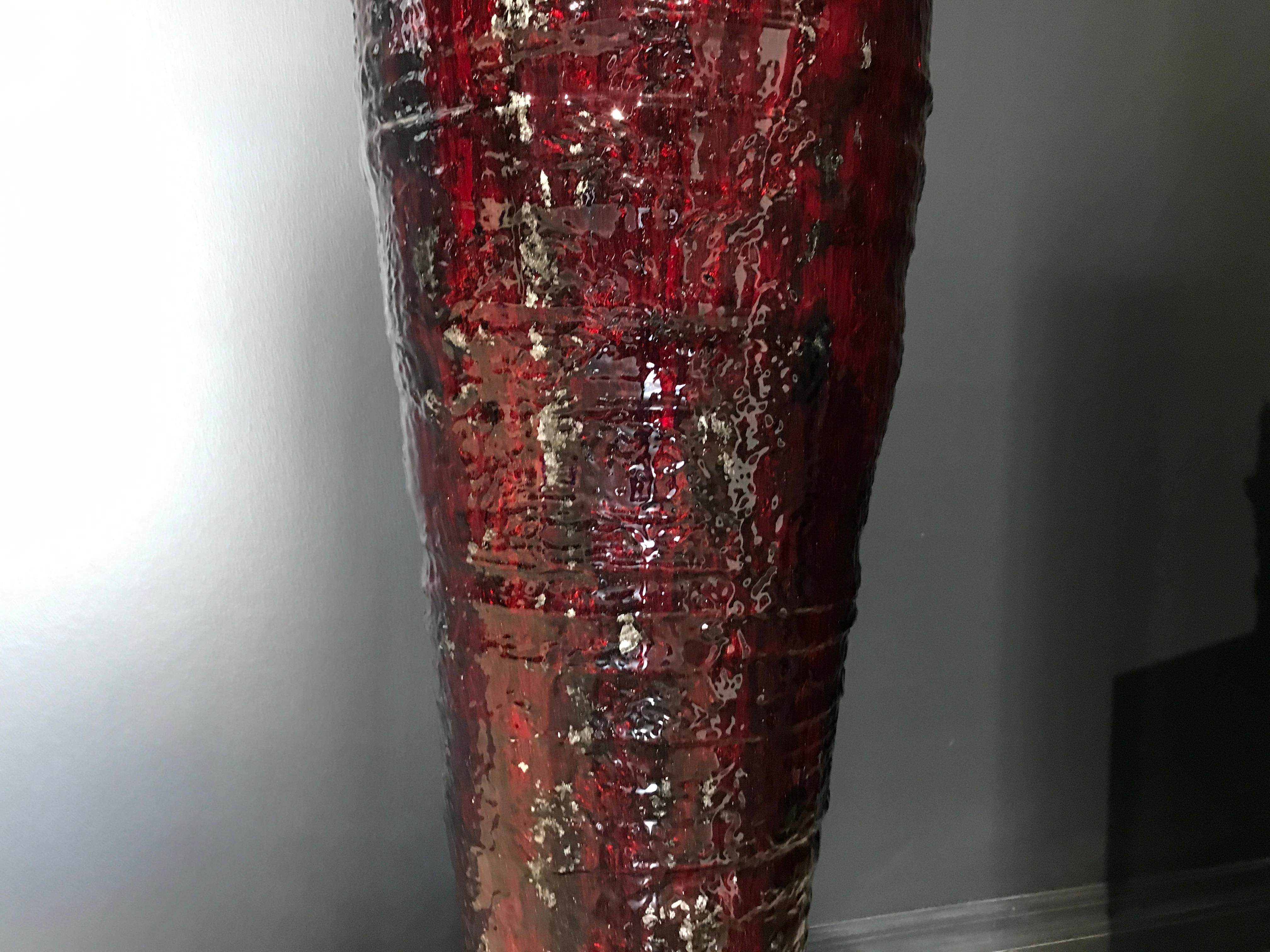 Vase rouge sculpté - Abstrait Sculpture par Tommy Zen