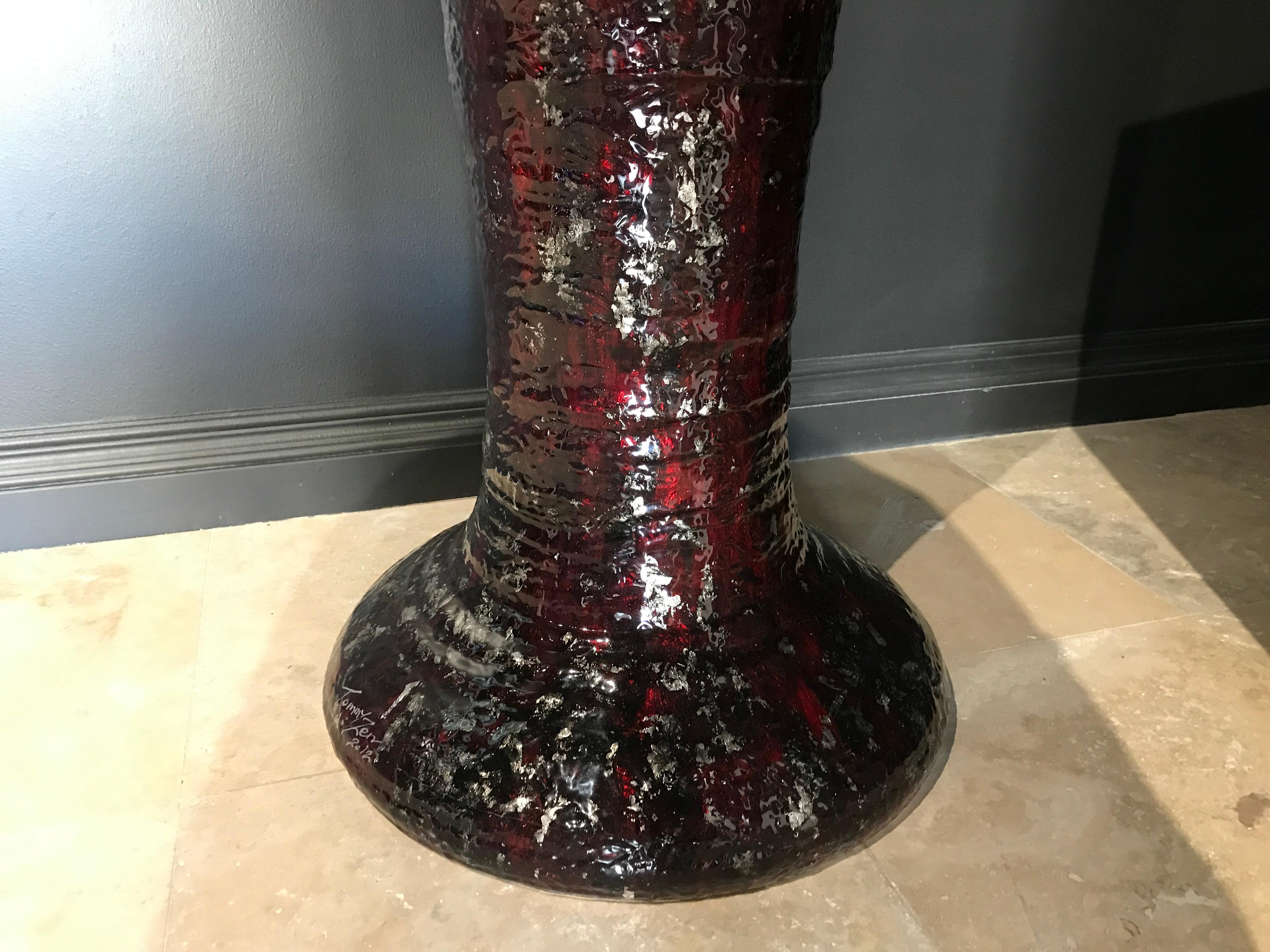 Vase rouge sculpté - Beige Figurative Sculpture par Tommy Zen