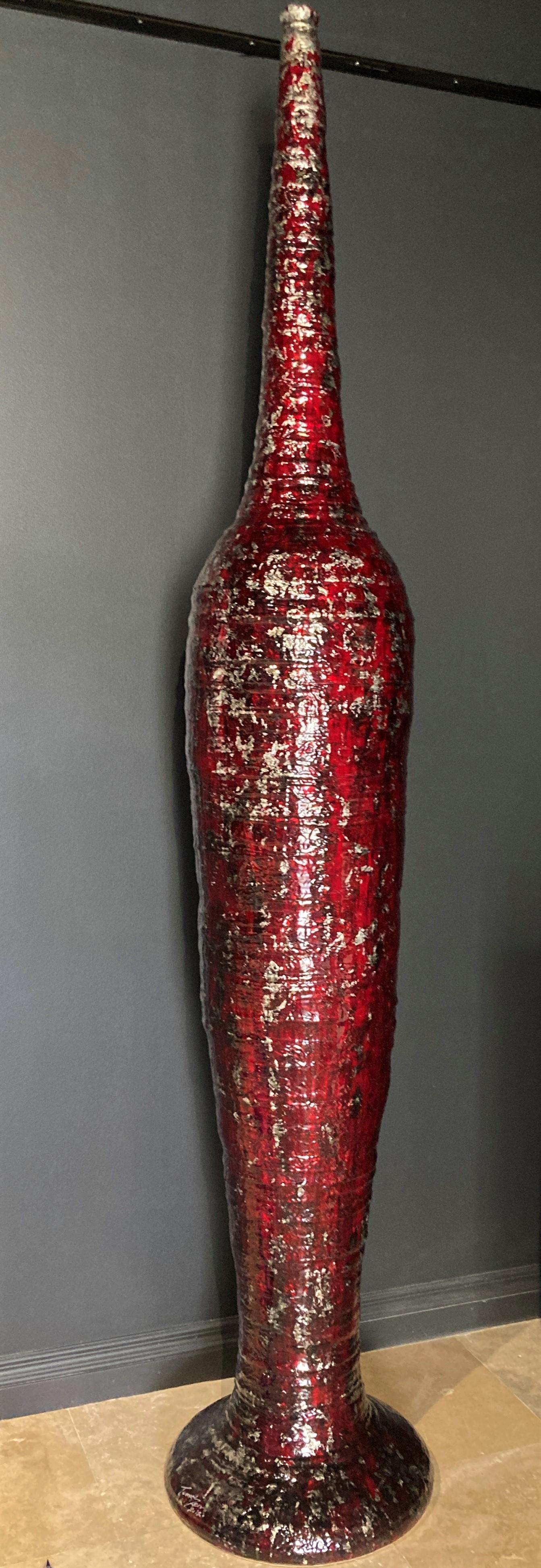 Vase rouge sculpté