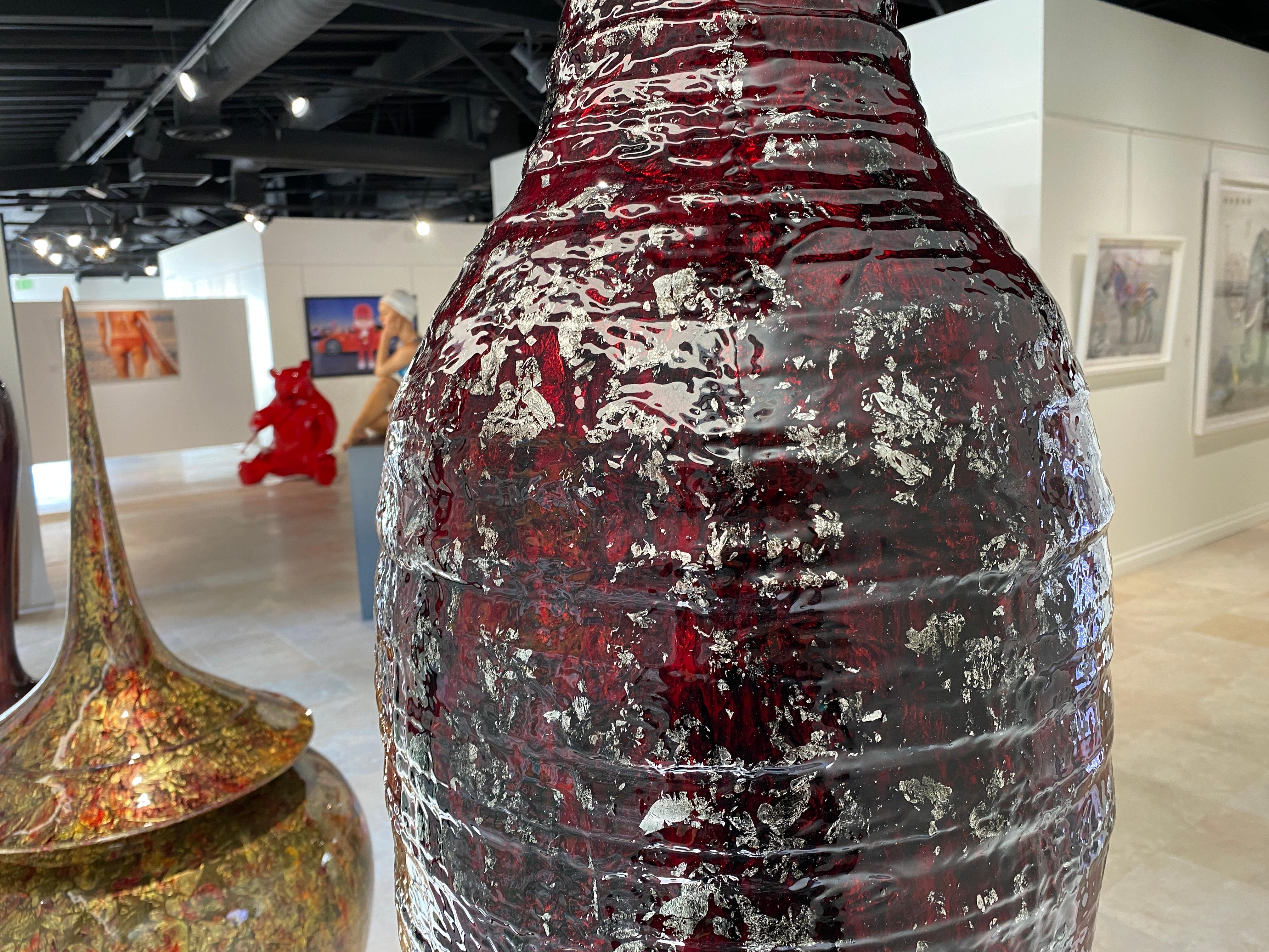 Vase rouge sculpté en vente 2