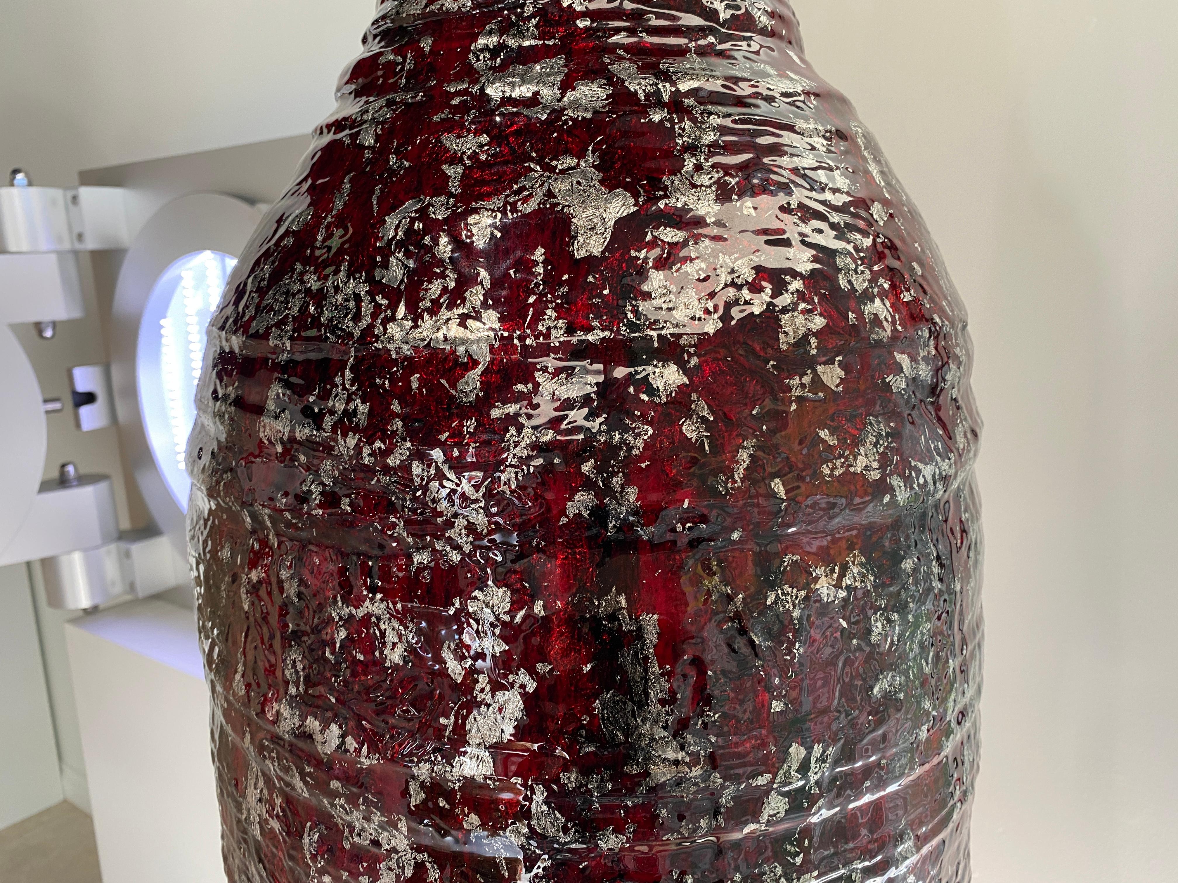 Vase rouge sculpté en vente 3