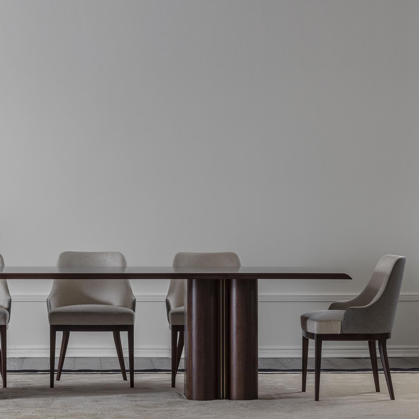Des finitions splendides et une touche de modernité font de cette table un superbe ajout à un espace contemporain intérieur ou extérieur. Finie dans une élégante teinte tabac mat, cette table est fabriquée en noyer massif, comprenant deux pieds